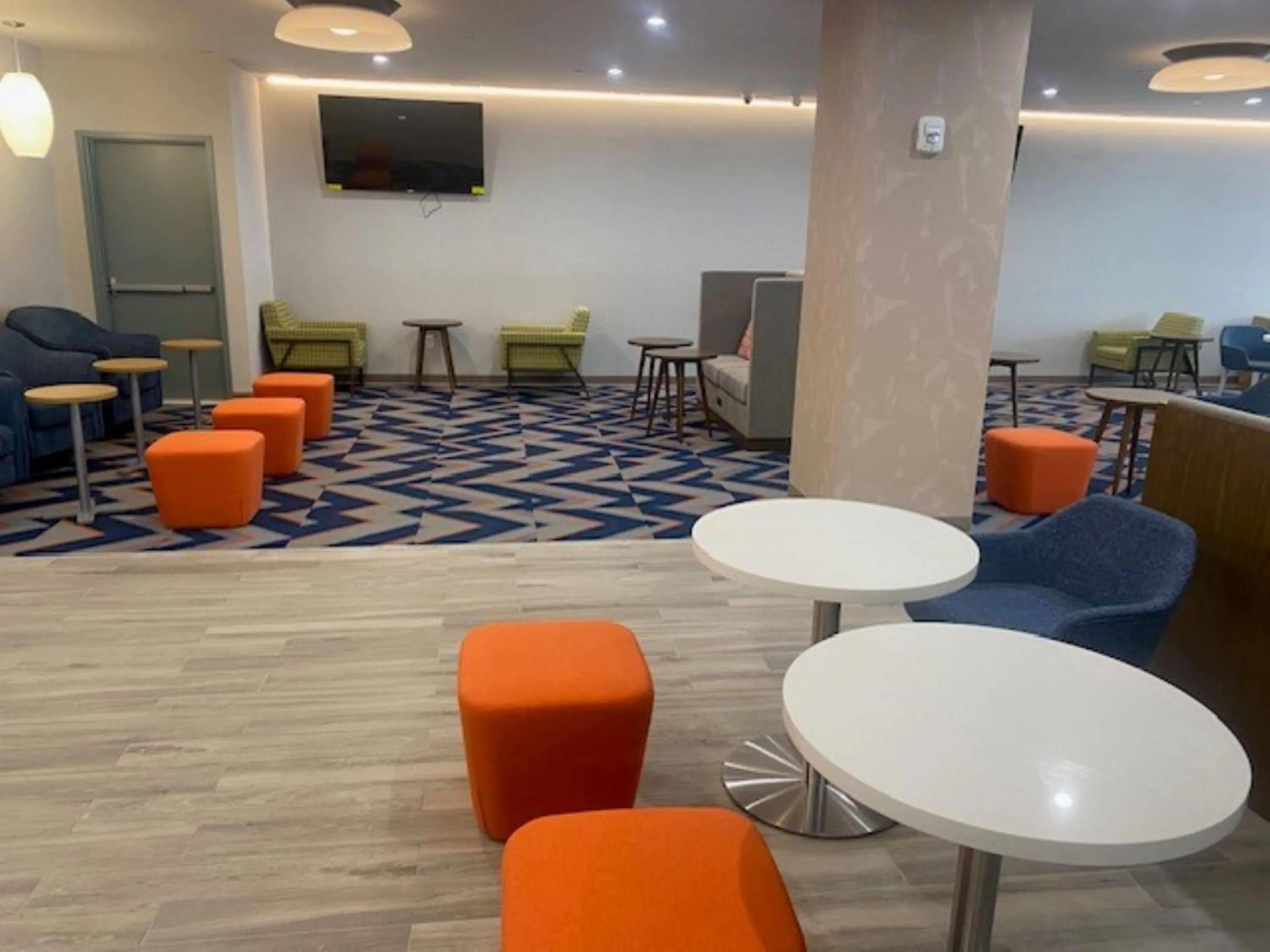 Lobby or reception in La Quinta Inn & Suites by Wyndham Jamaica NYC/JFK AirTrain