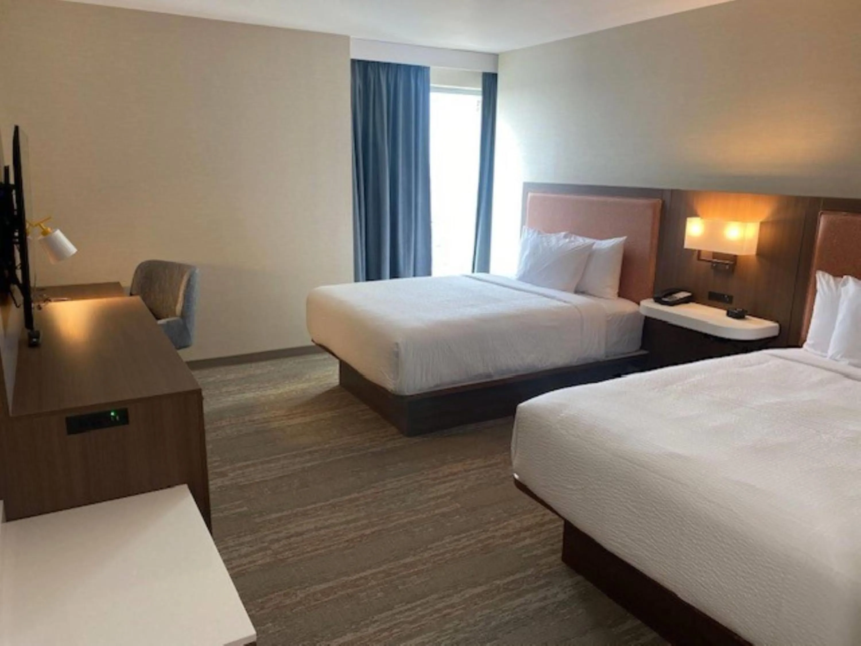 Photo of the whole room, Bed in La Quinta Inn & Suites by Wyndham Jamaica NYC/JFK AirTrain
