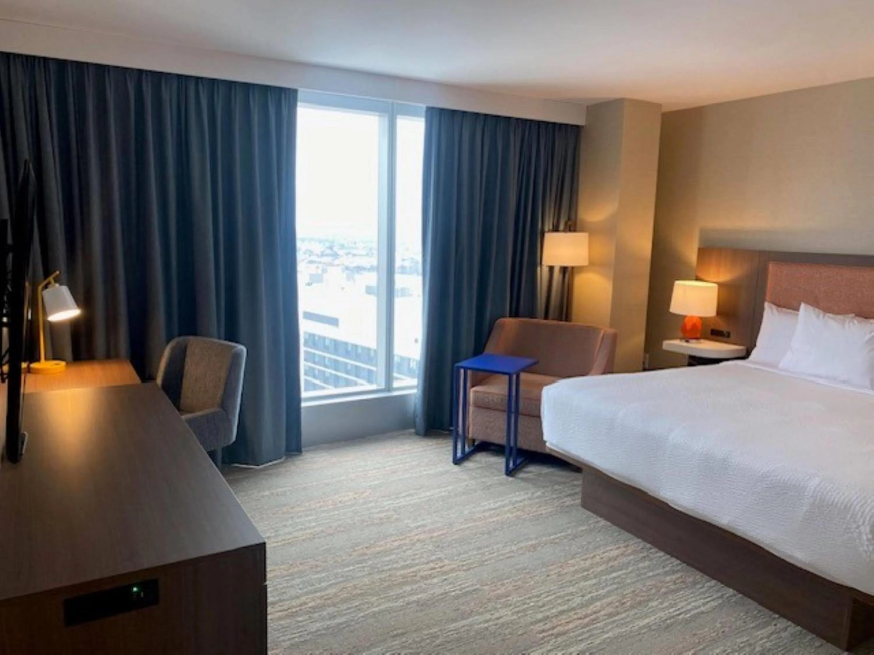 Photo of the whole room, Bed in La Quinta Inn & Suites by Wyndham Jamaica NYC/JFK AirTrain