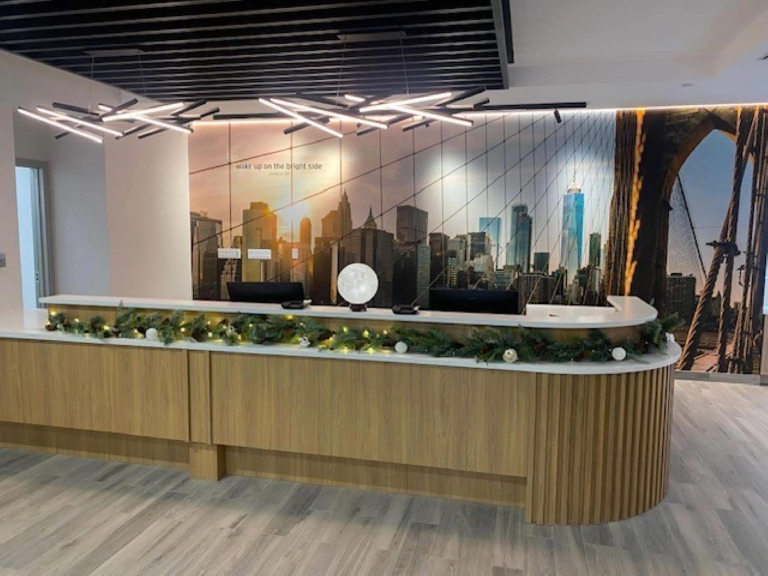 Lobby or reception in La Quinta Inn & Suites by Wyndham Jamaica NYC/JFK AirTrain