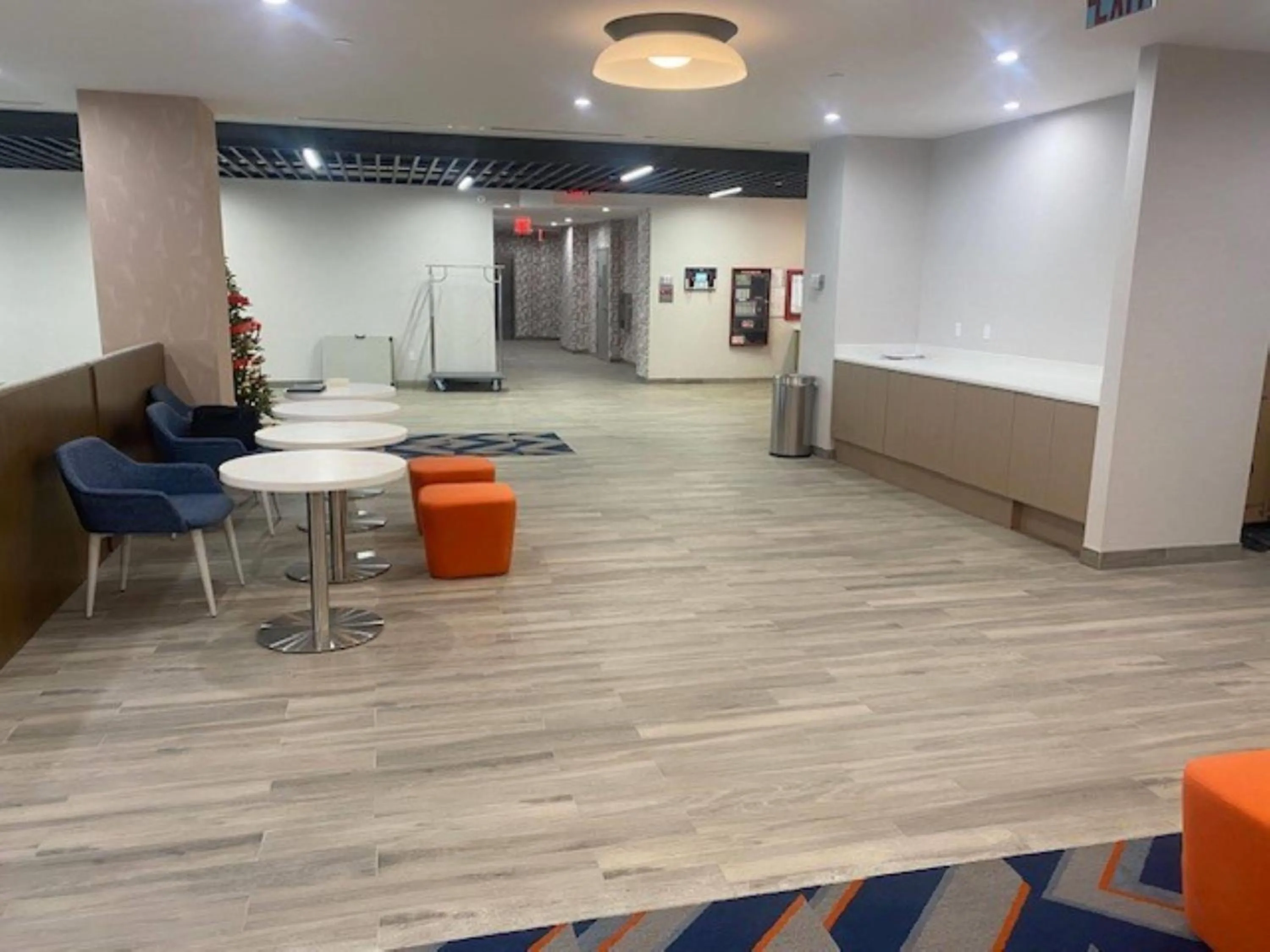 Lobby or reception in La Quinta Inn & Suites by Wyndham Jamaica NYC/JFK AirTrain