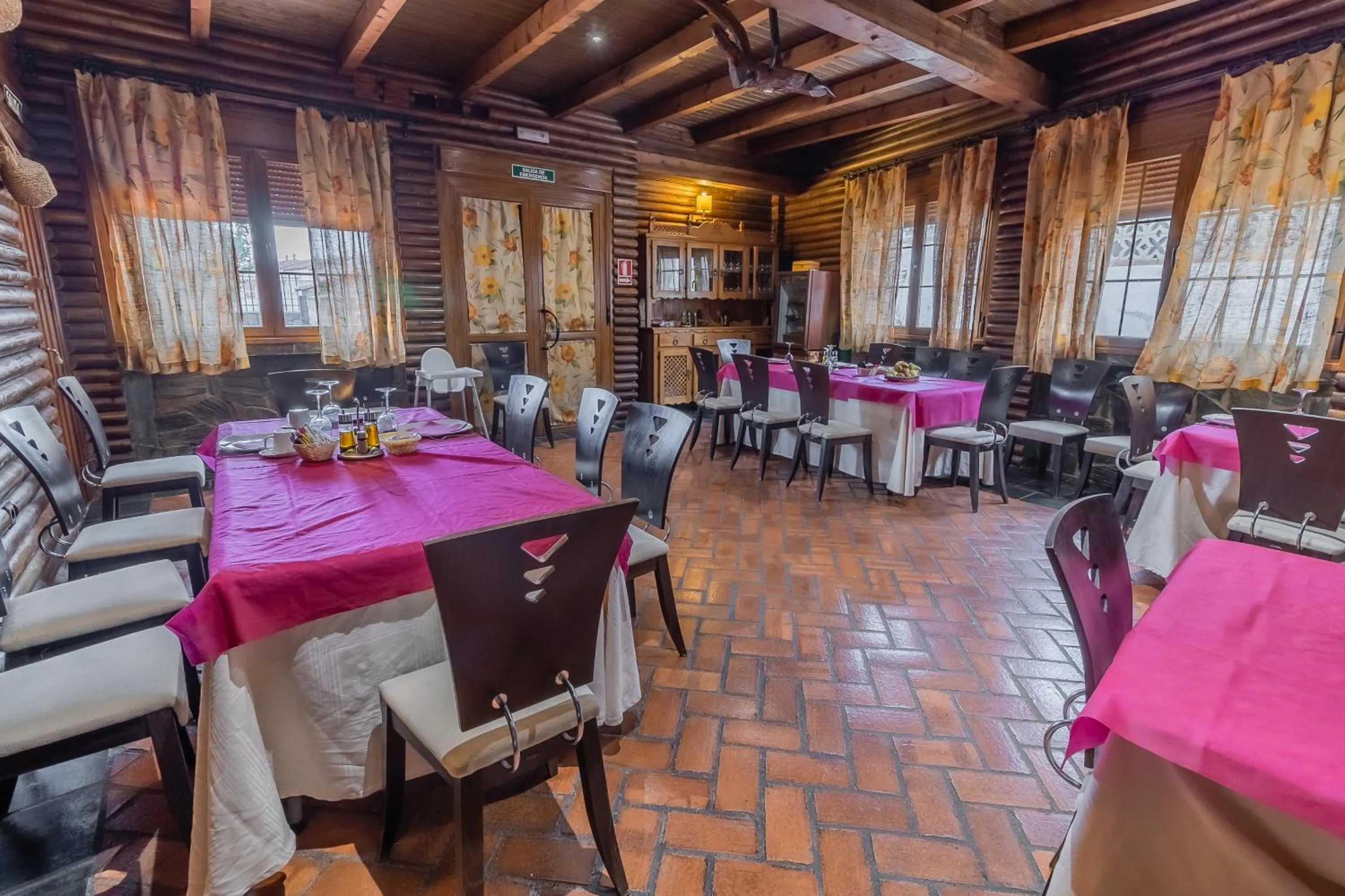 Restaurant/places to eat in Hotel Rural El Labriego by Vivere Stays