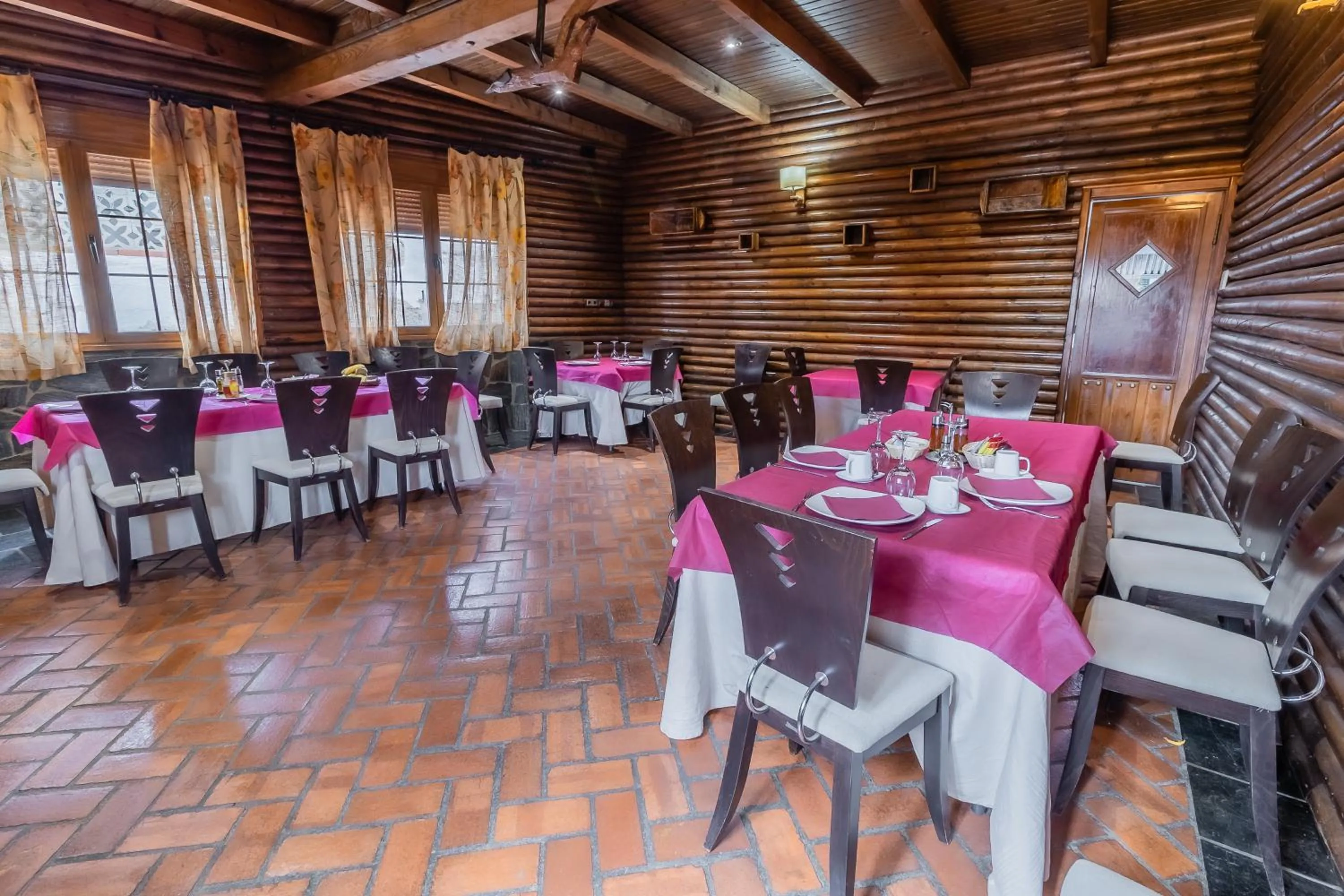 Restaurant/places to eat in Hotel Rural El Labriego by Vivere Stays