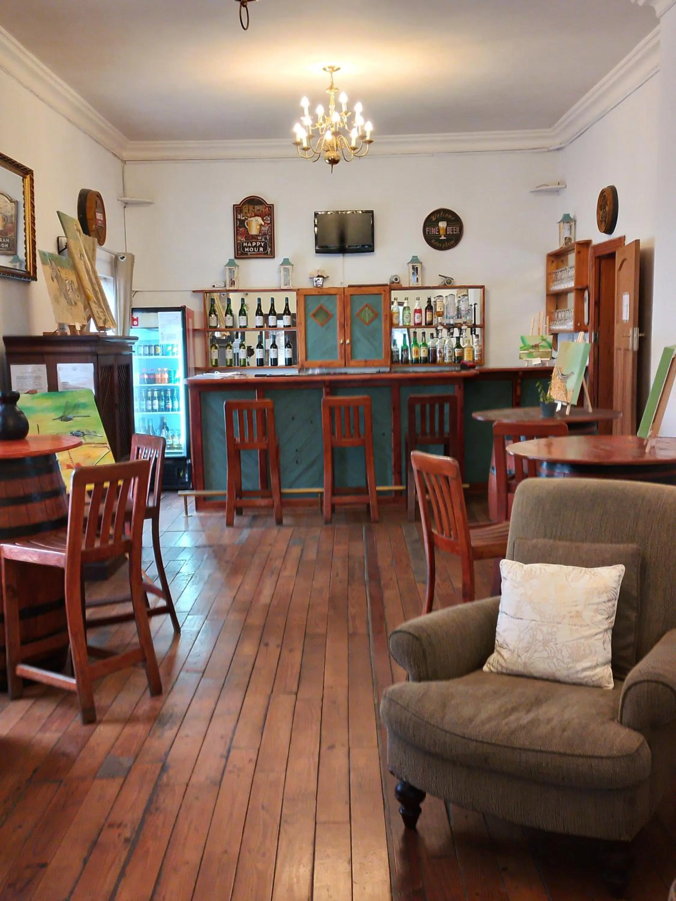 Communal lounge/ TV room in Le Bay Lodge