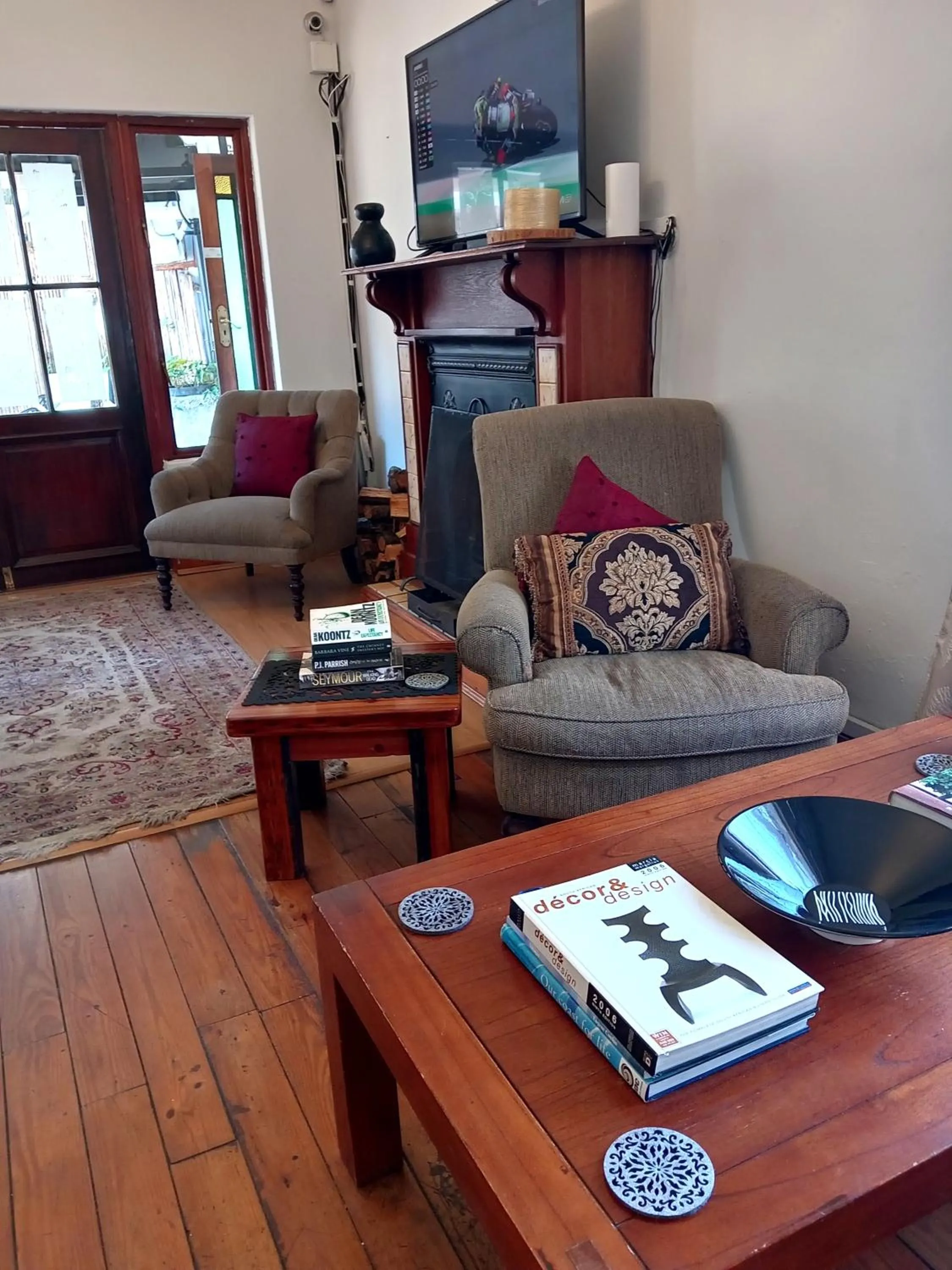 Lounge or bar in Le Bay Lodge