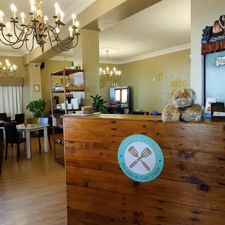 Restaurant/places to eat in Le Bay Lodge