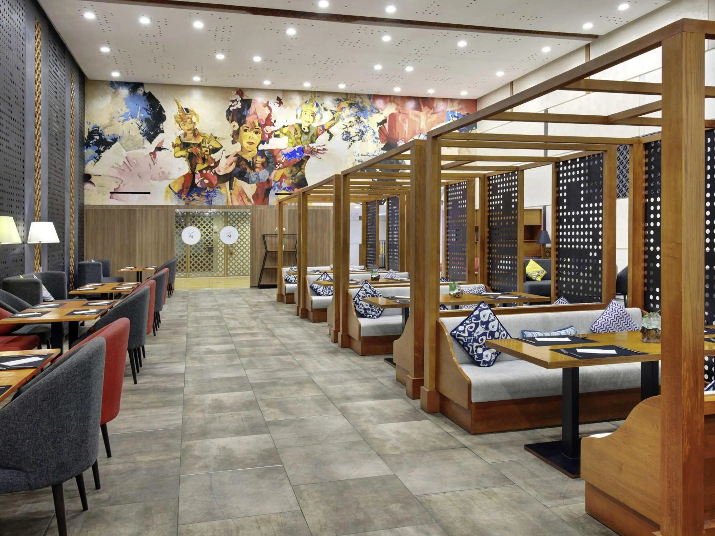 Restaurant/places to eat, Bed in Novotel Bali Ngurah Rai Airport