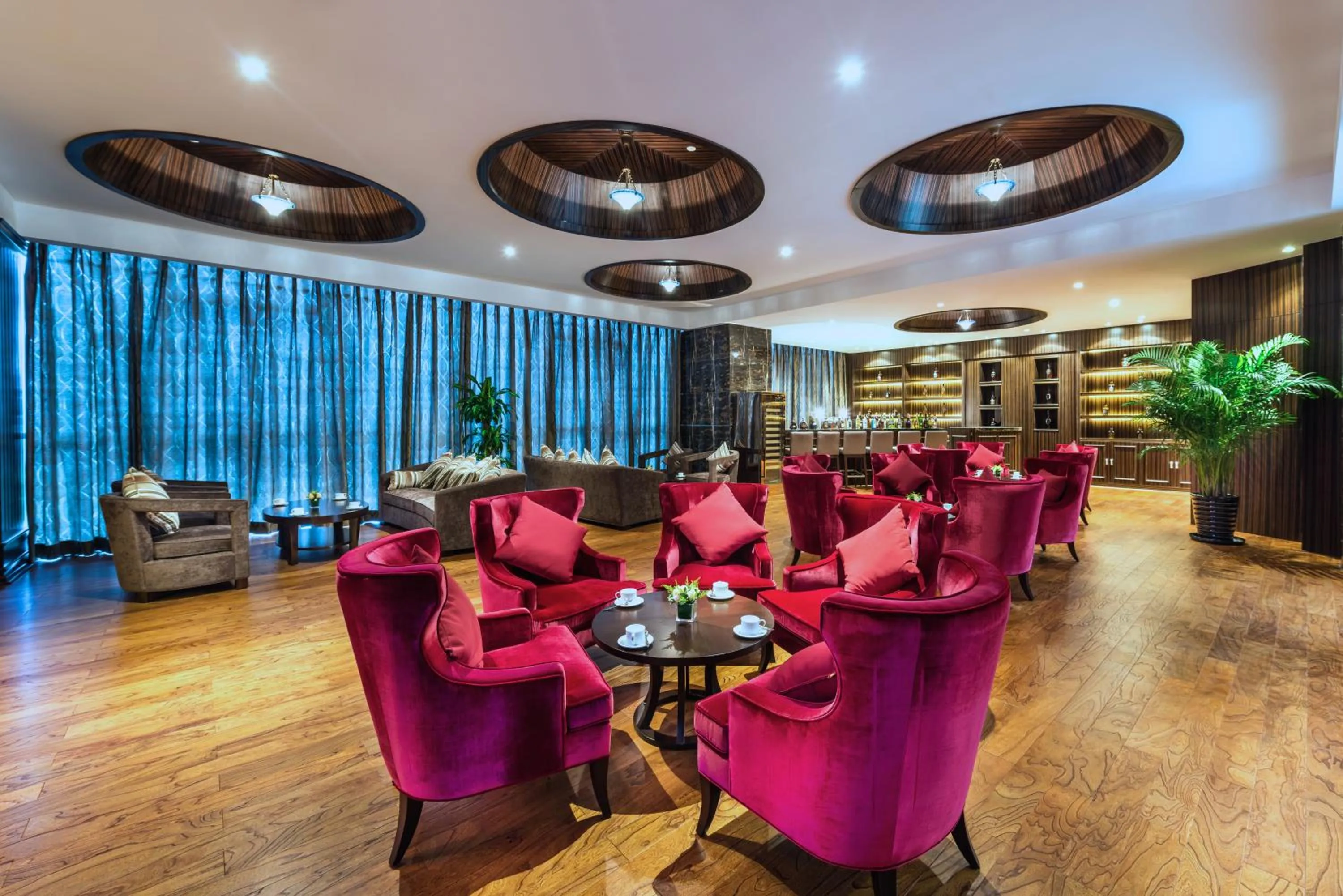 Communal lounge/ TV room in Grand Mercure Qingdao Qinglong