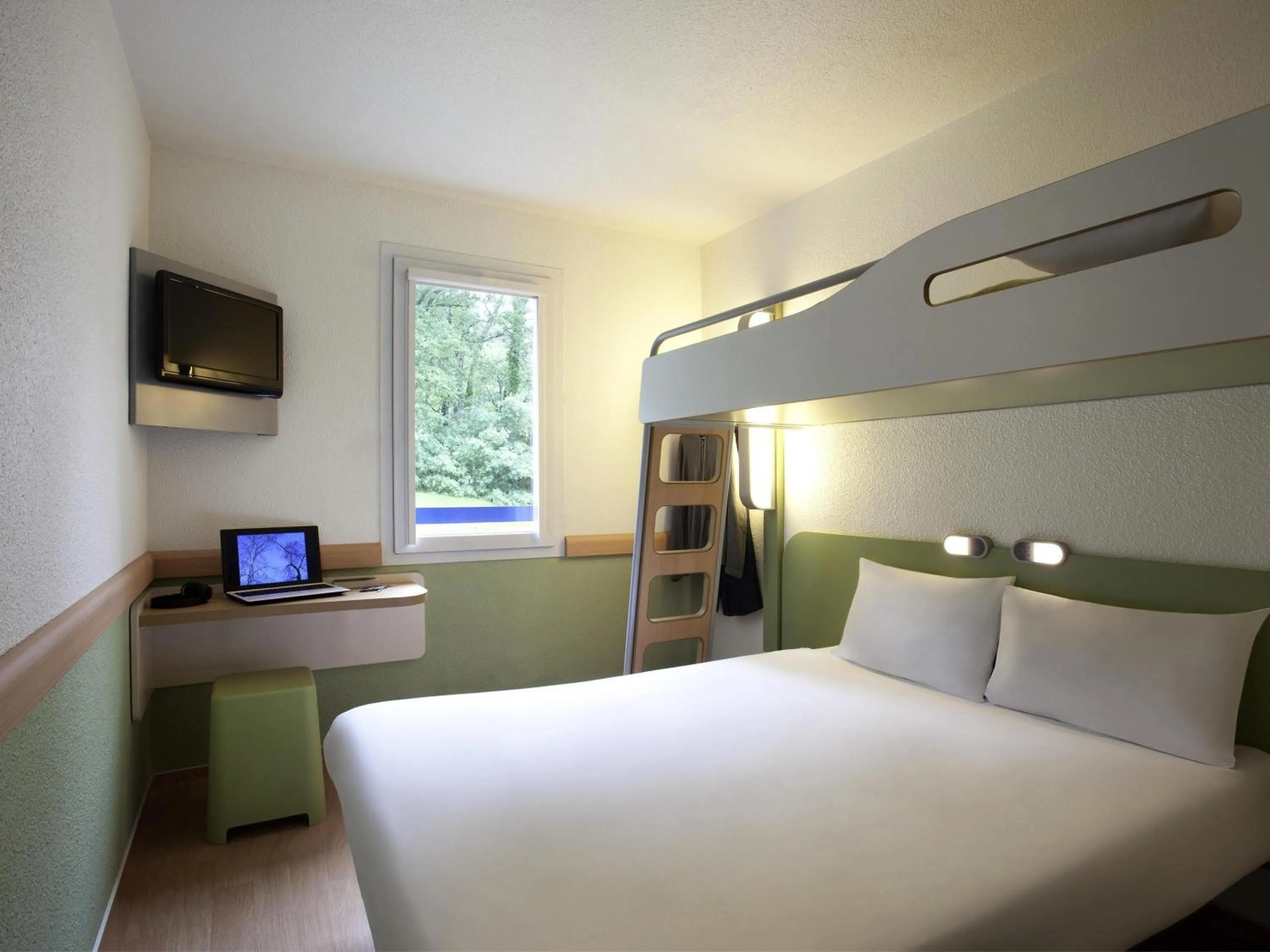 Bedroom, Bed in IBIS BUDGET Biarritz - Anglet