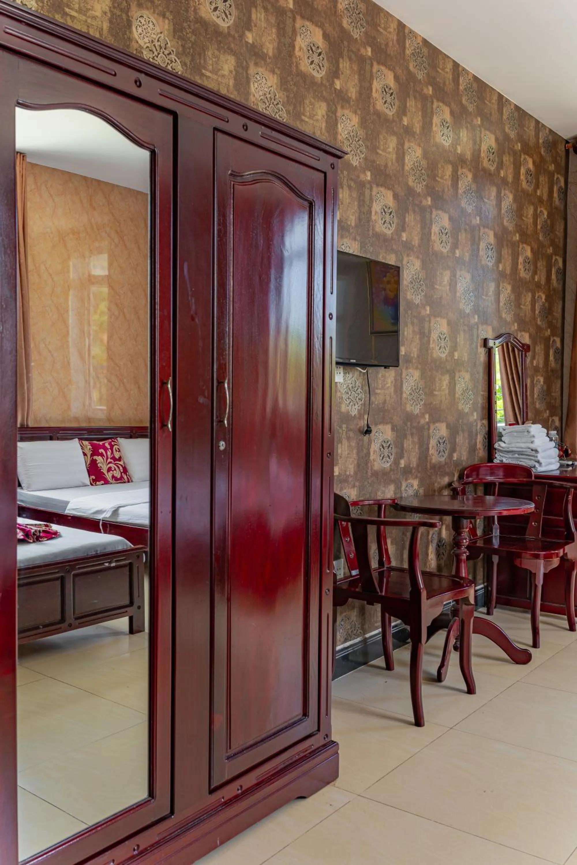 Seating area, Bed in Thi Long Phụng Hotel