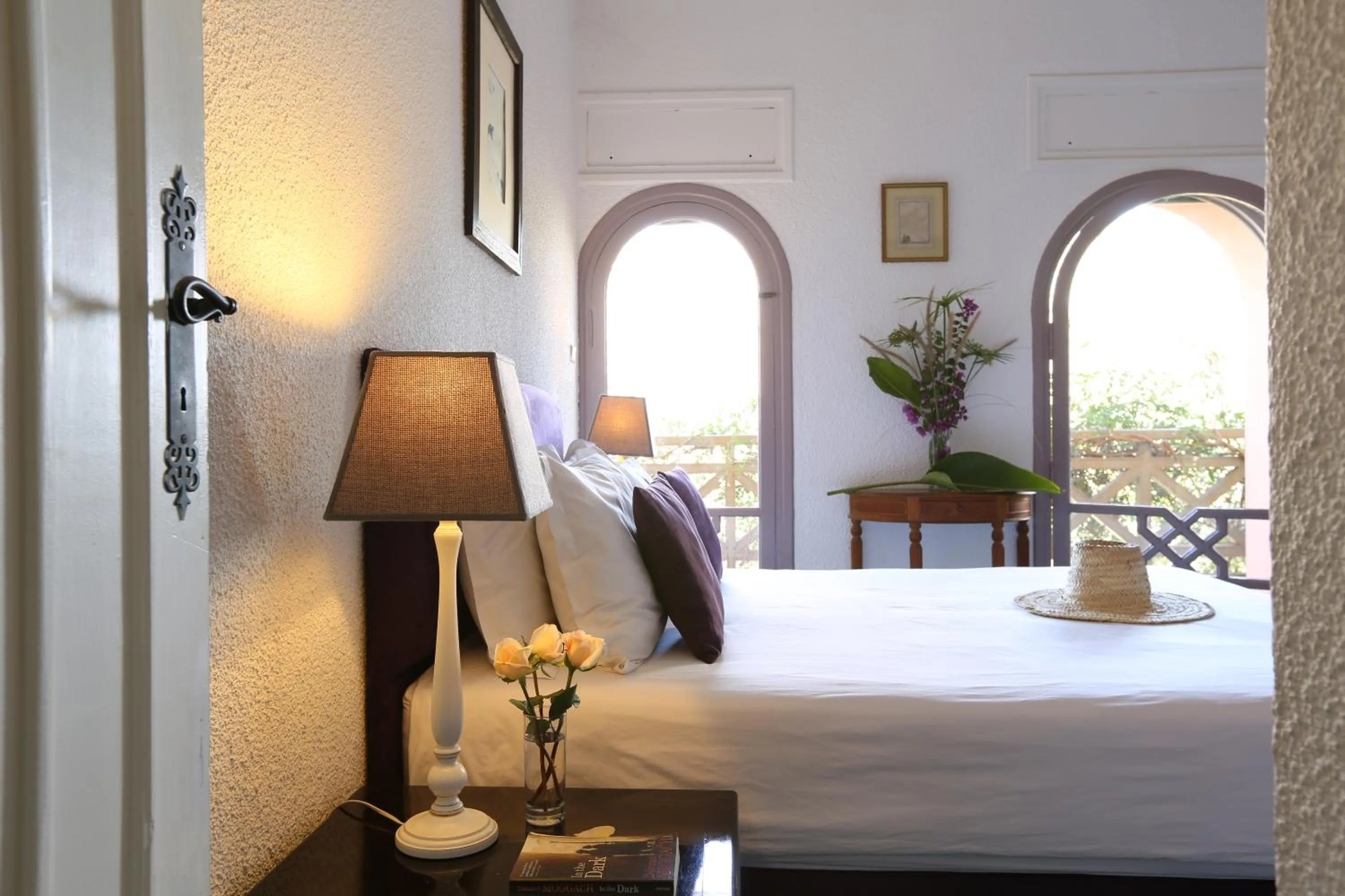 Bedroom, Bed in La Vie En Rose - Horses & Dogs House