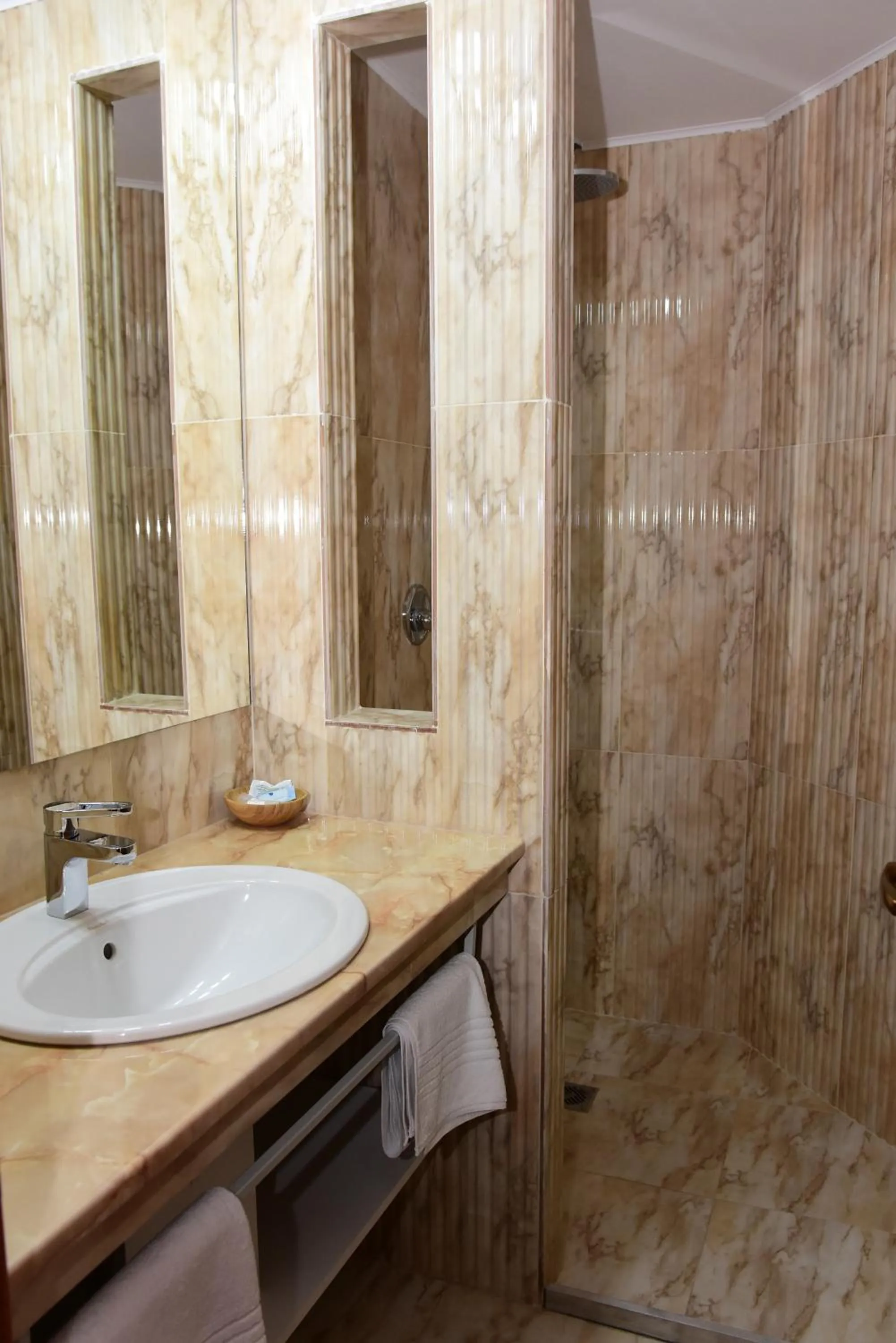 Bathroom in Hostel Orhideea