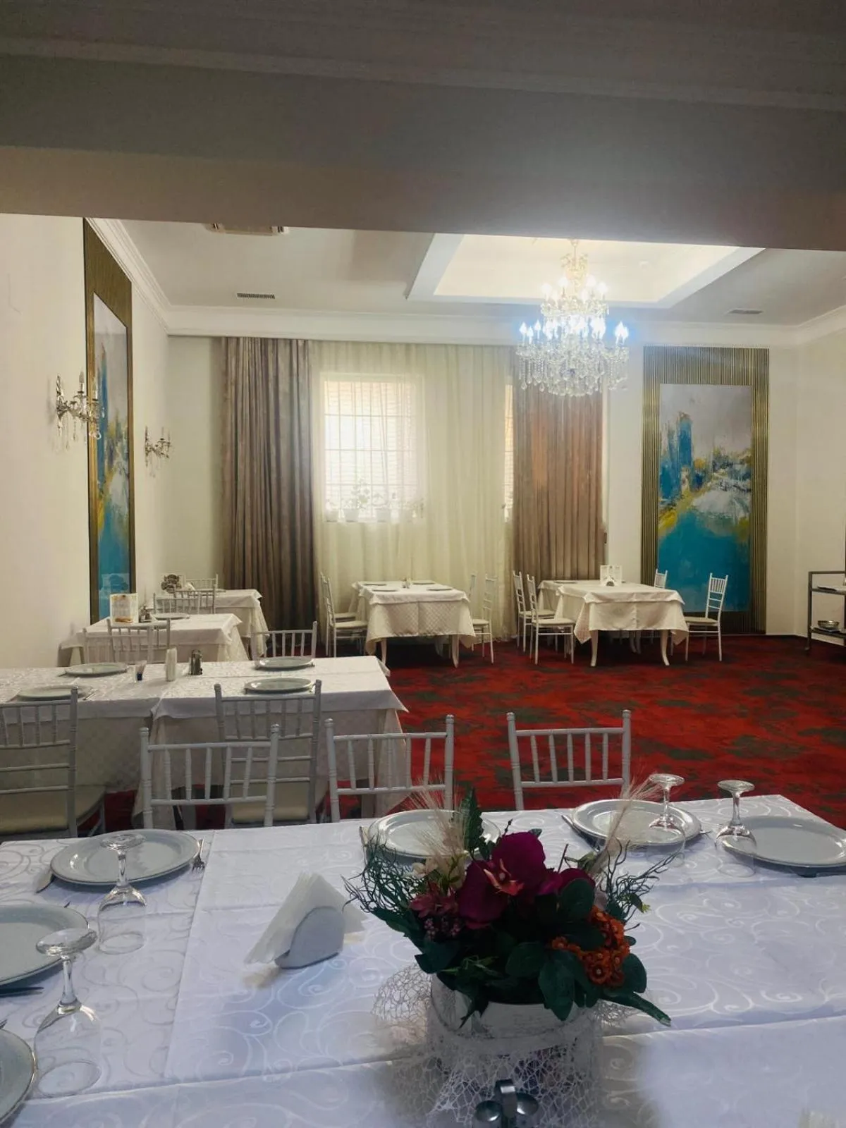 Restaurant/places to eat in Hostel Orhideea