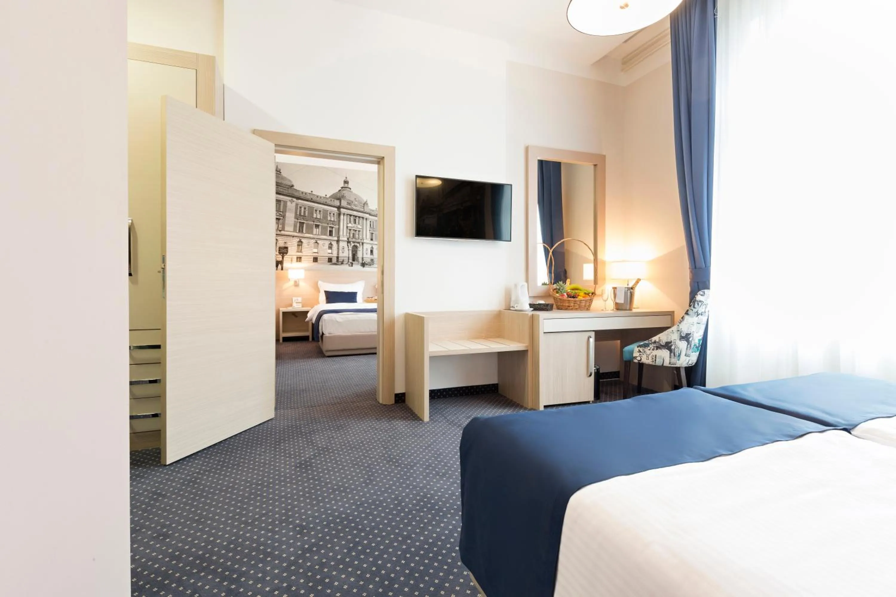 Photo of the whole room, Bed in Five Points Square - City Center