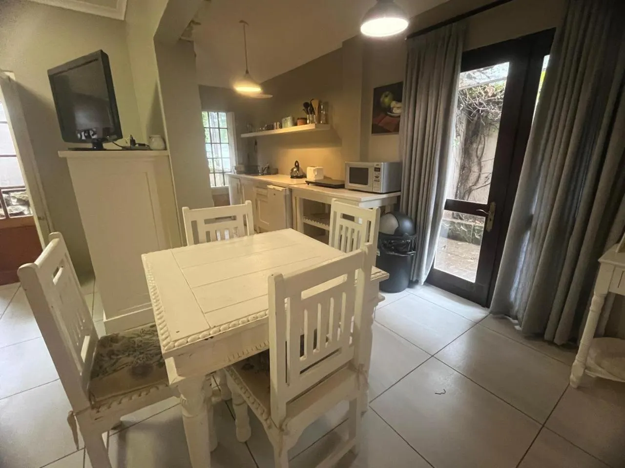 TV and multimedia in By The Way Guesthouse