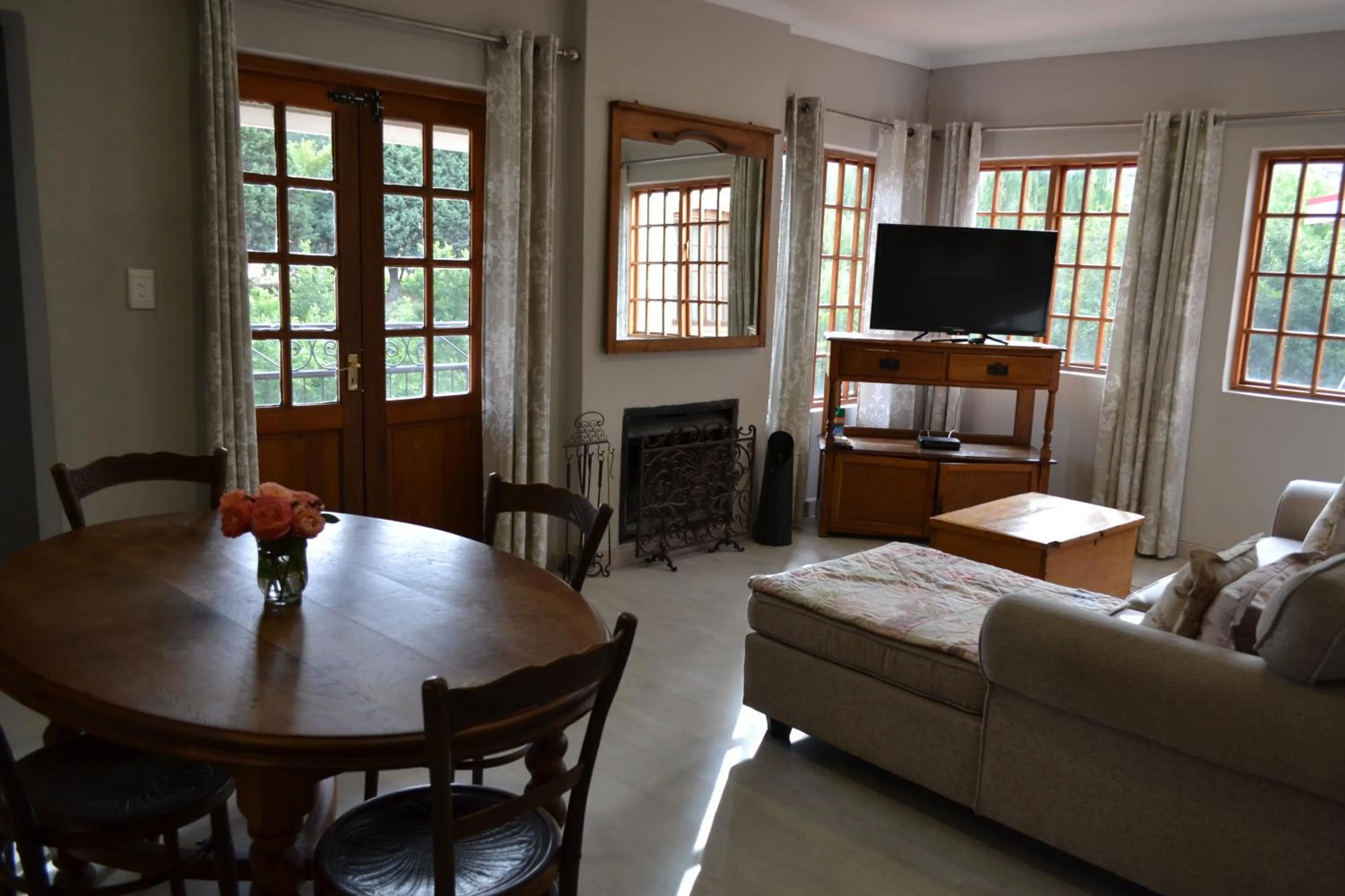 TV and multimedia in By The Way Guesthouse