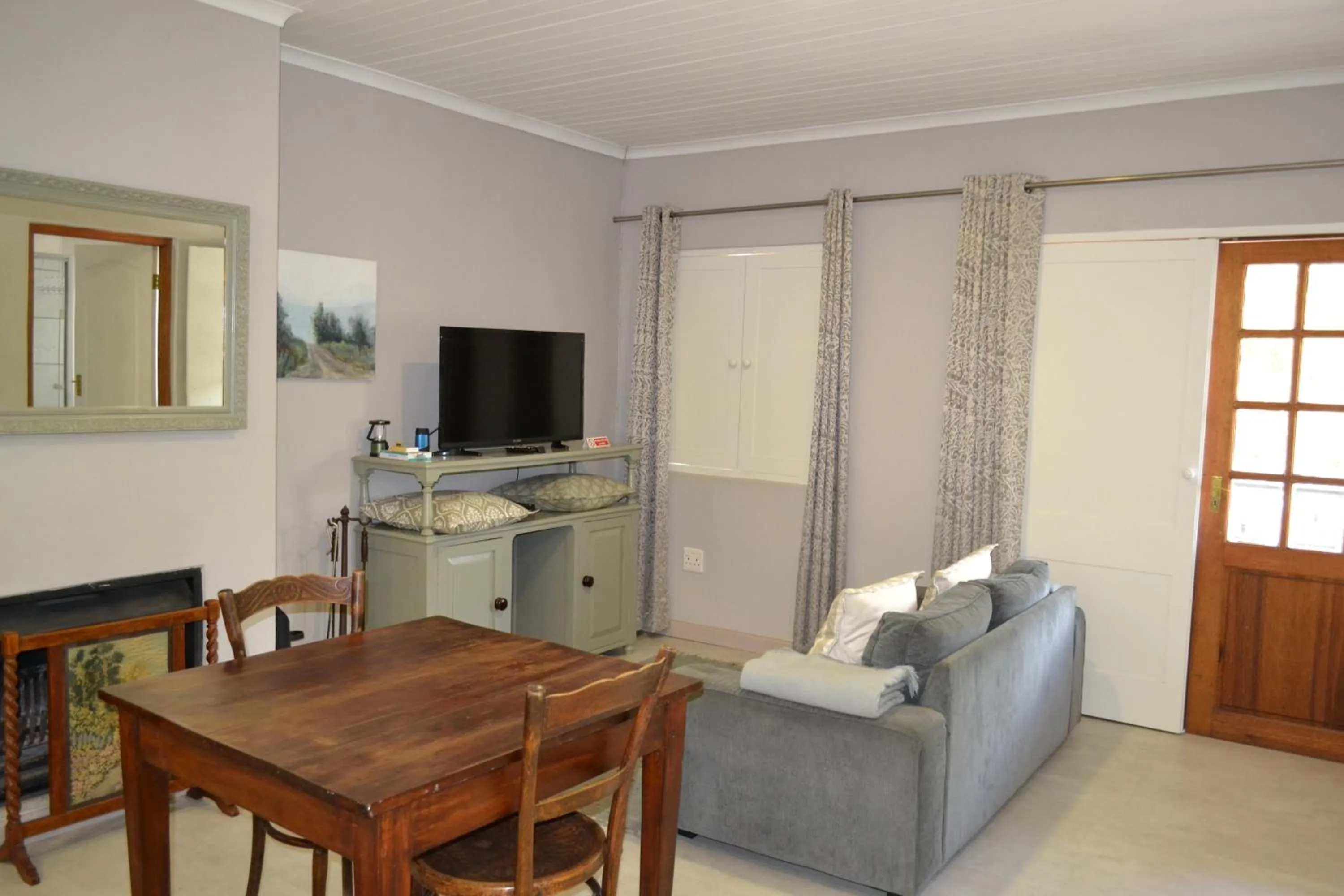 TV and multimedia in By The Way Guesthouse