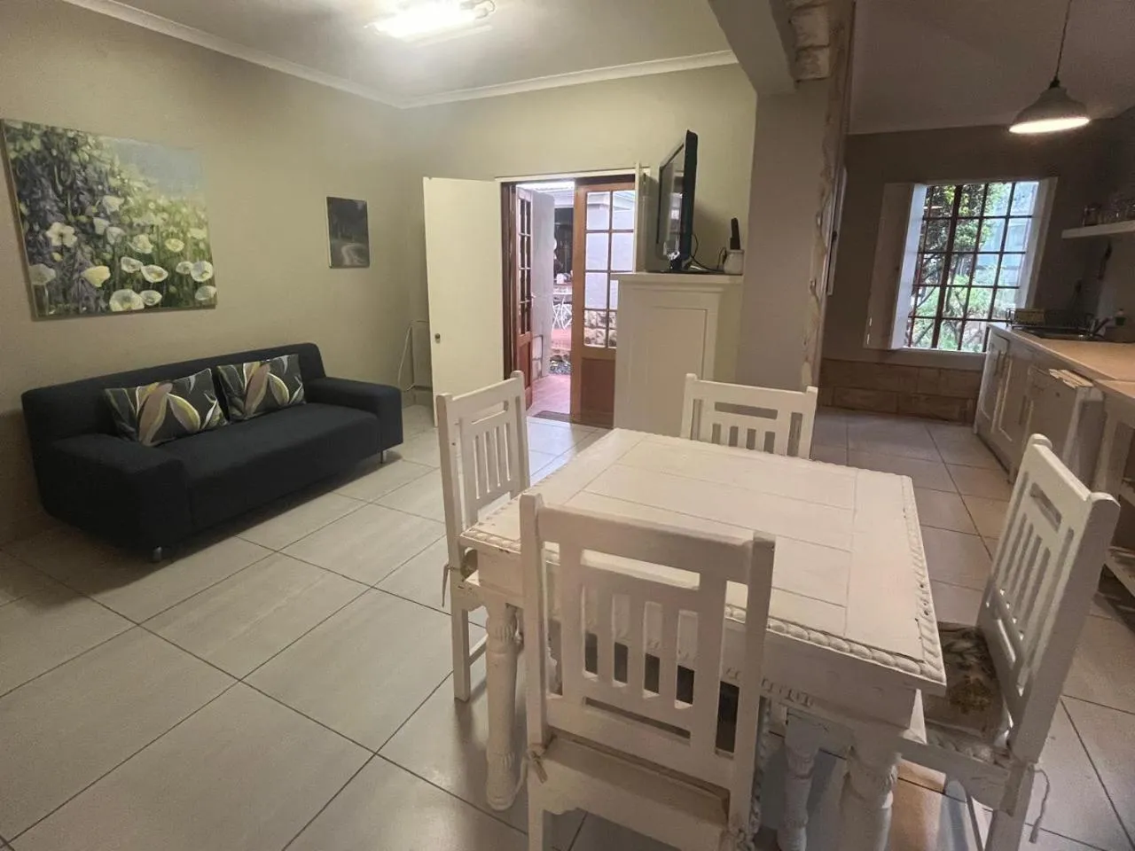 TV and multimedia in By The Way Guesthouse