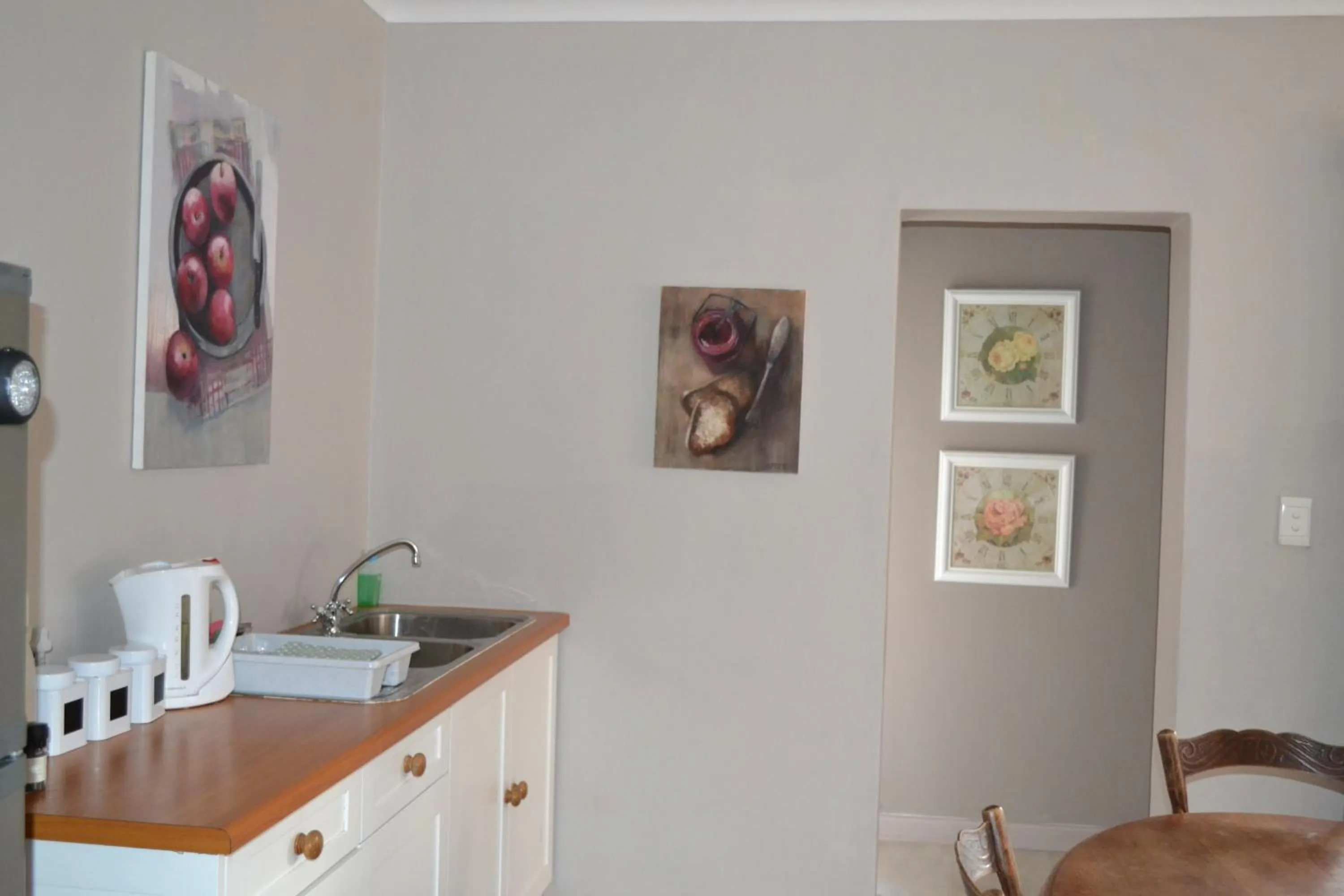 Kitchen or kitchenette in By The Way Guesthouse