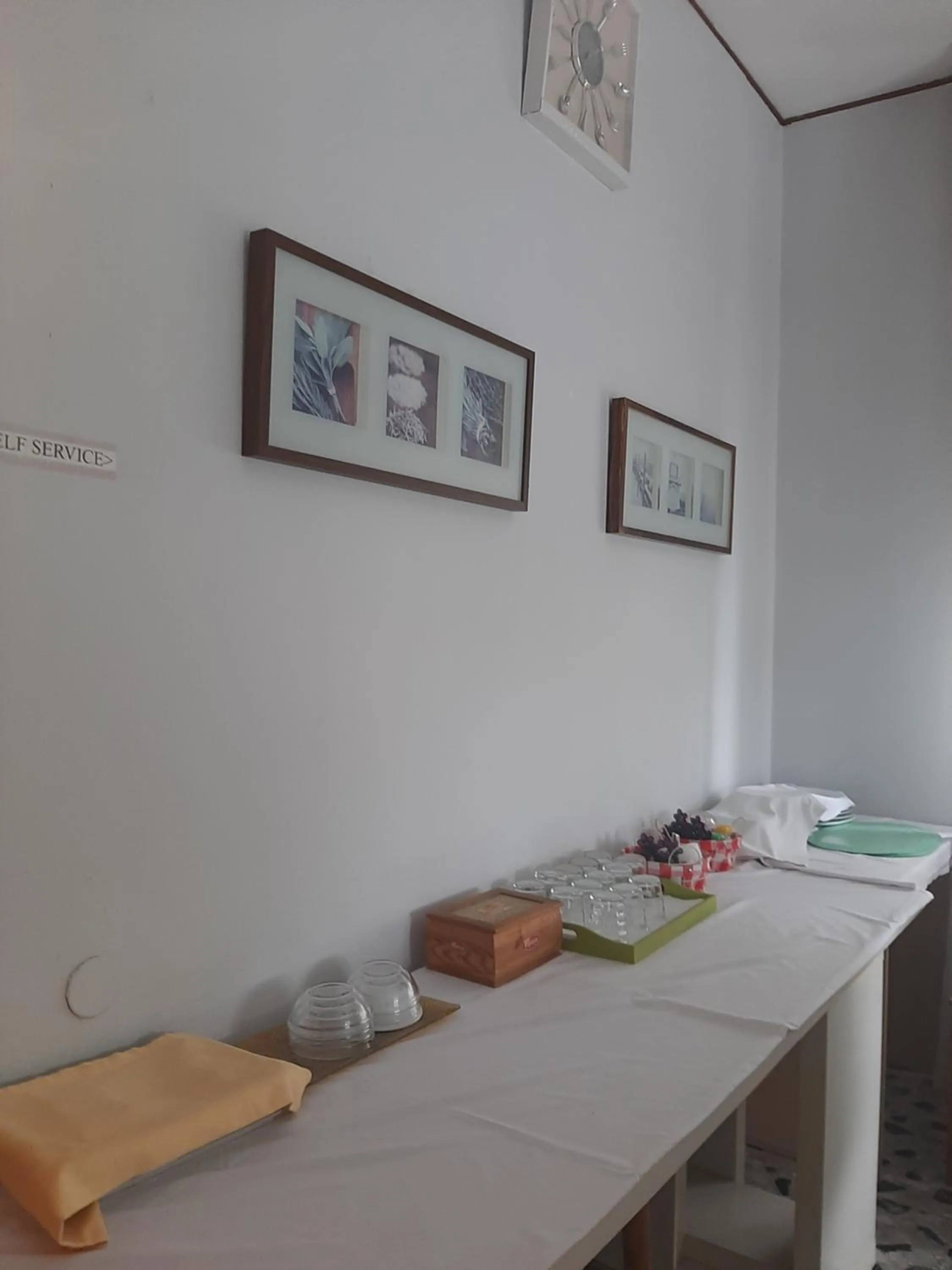 Dining area in Travellers Lodge Bed & Rooms