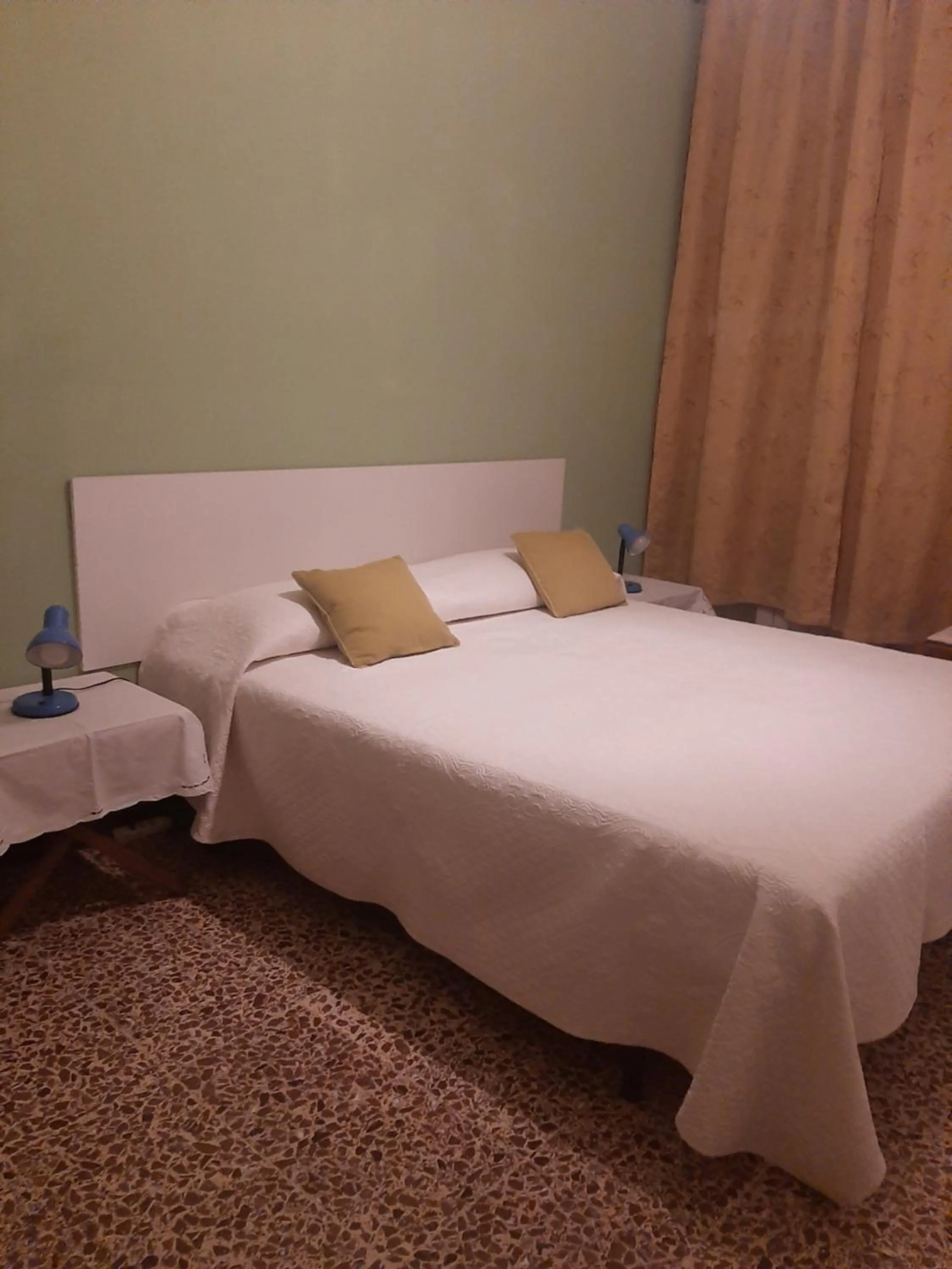 Bed in Travellers Lodge Bed & Rooms