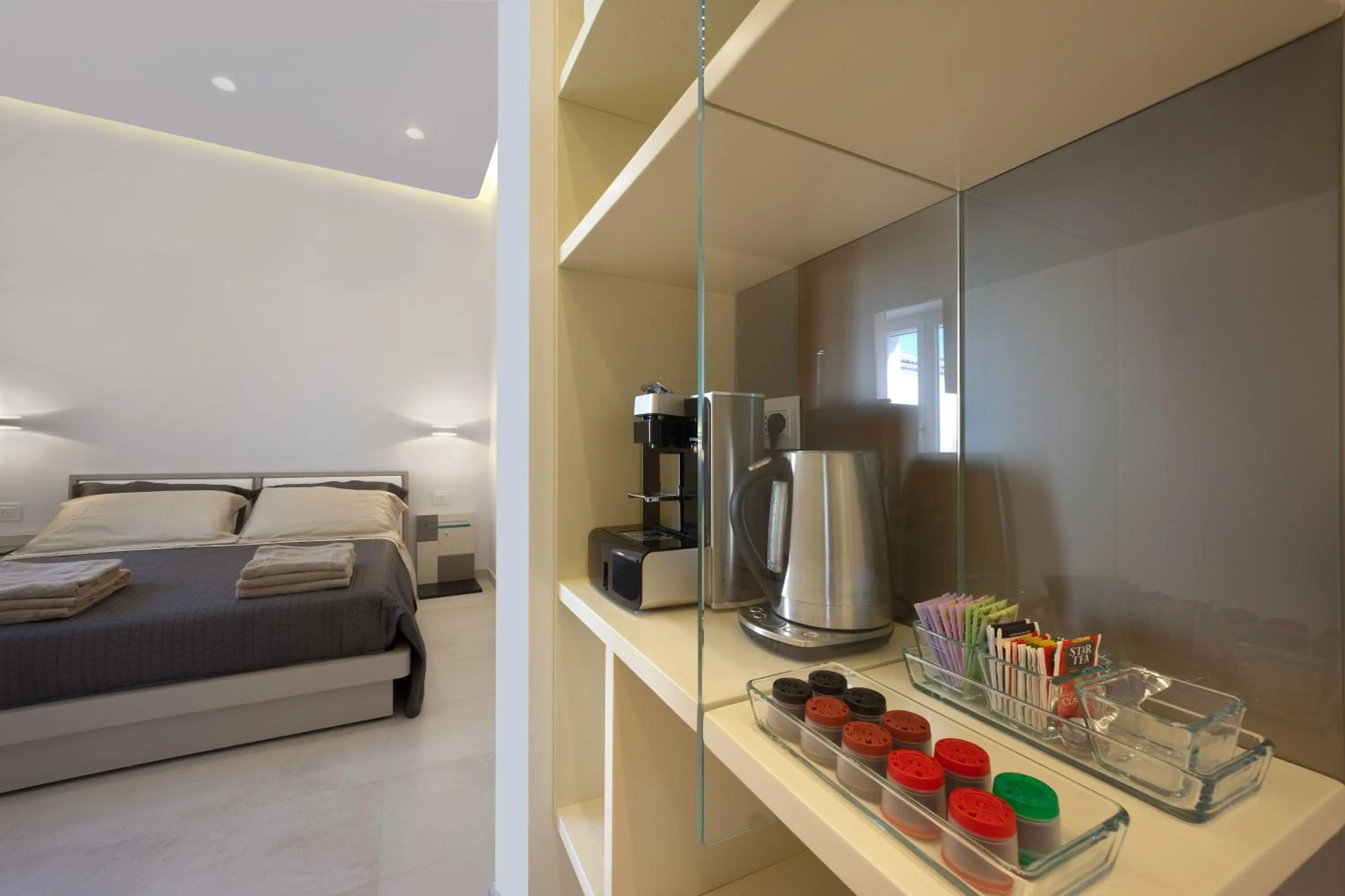 Coffee/tea facilities, Bed in Estate4home - Surreo Luxury B&b