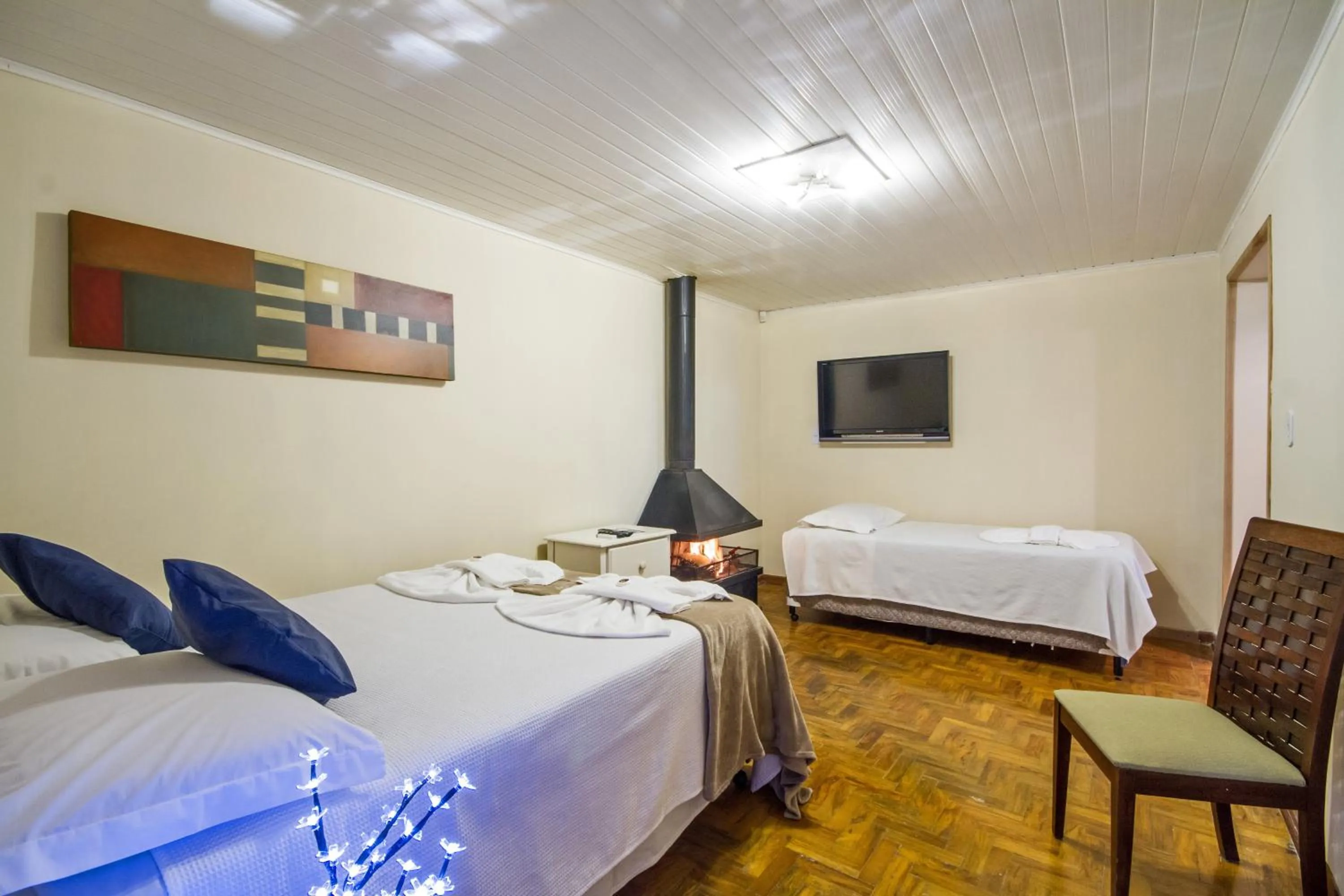 Photo of the whole room, Bed in Villa Vintage Campos - Piscina e opções de suites com hidromassagem