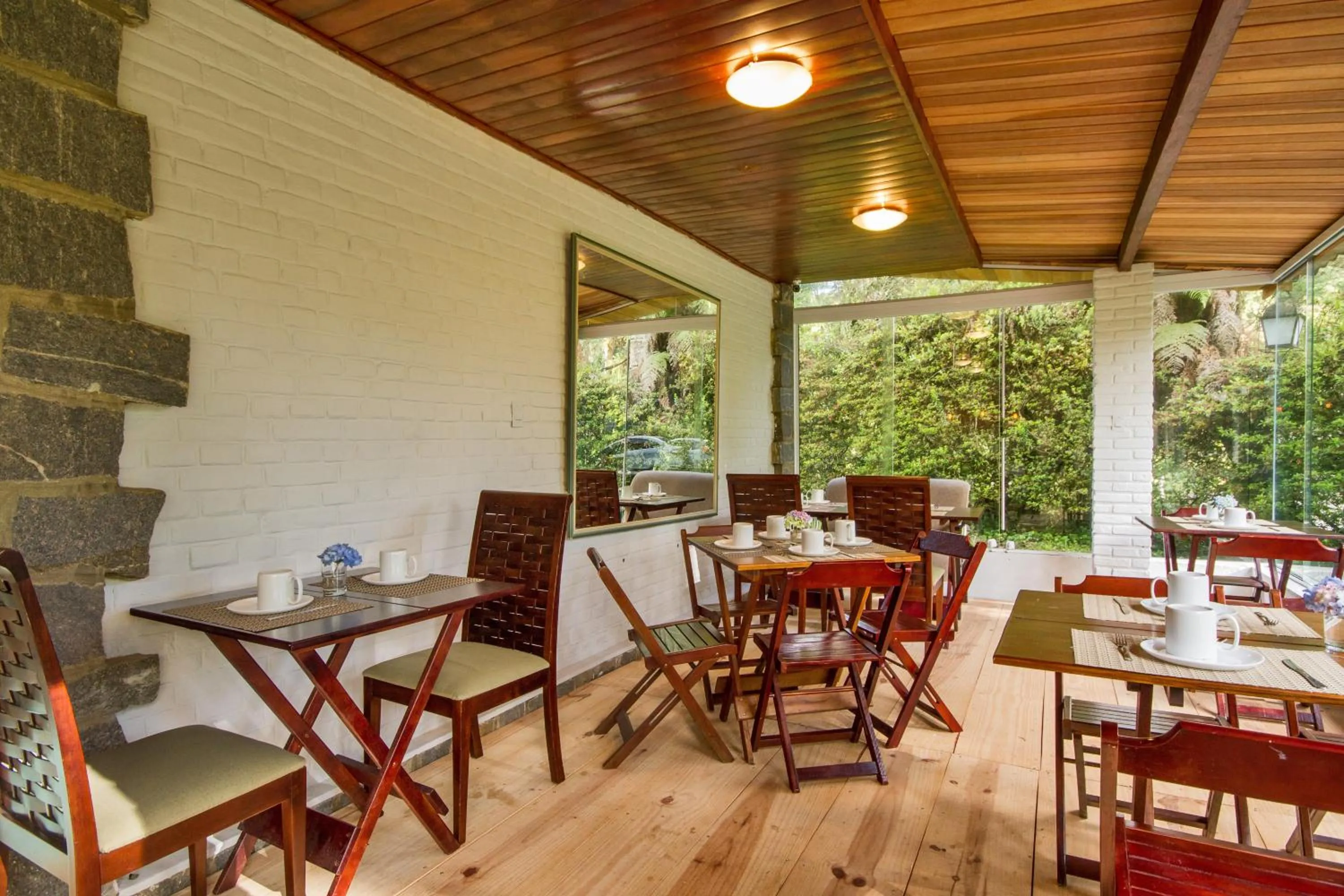 Communal lounge/ TV room in Villa Vintage Campos - Piscina e opções de suites com hidromassagem