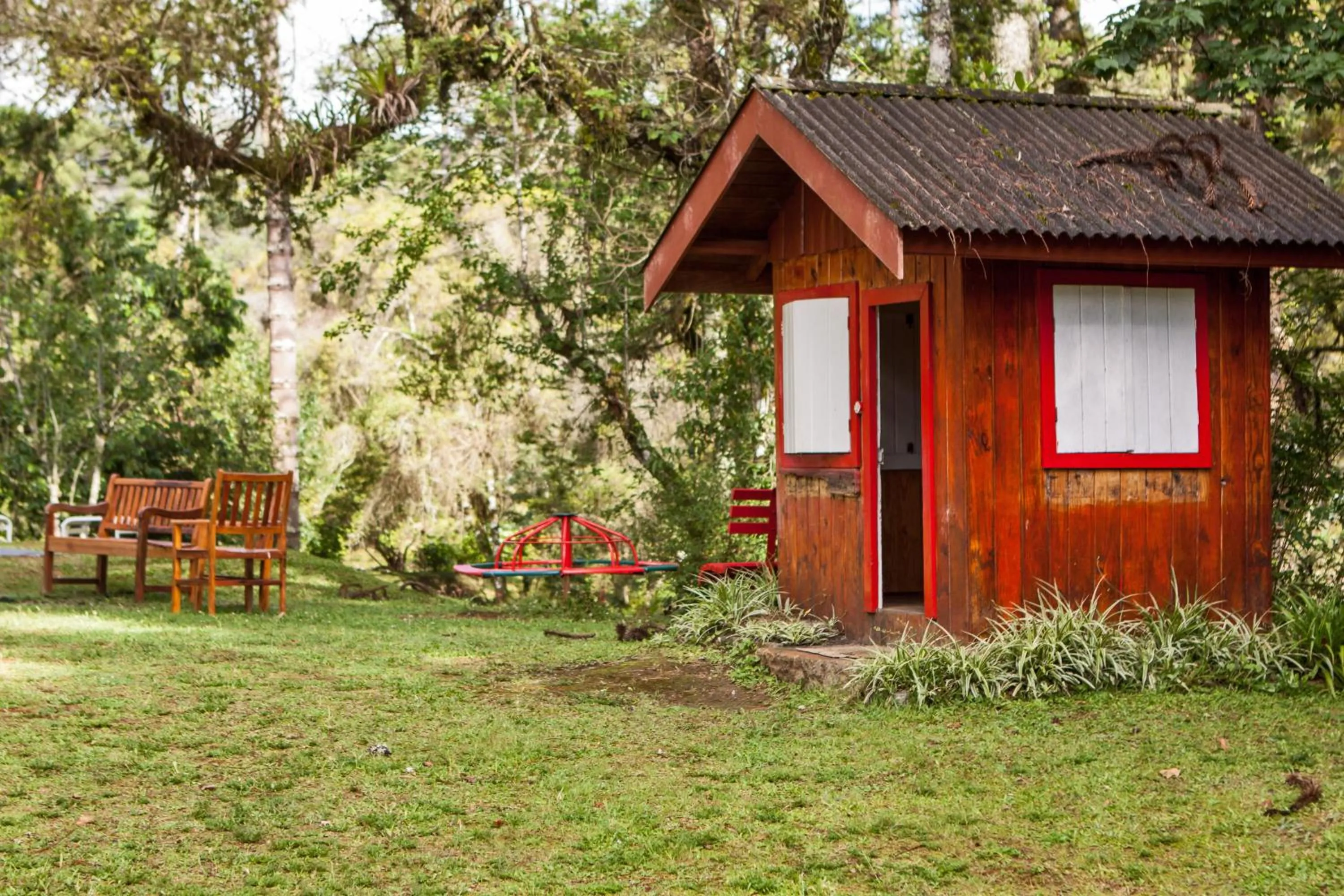 Children play ground in Villa Vintage Campos - Piscina e opções de suites com hidromassagem