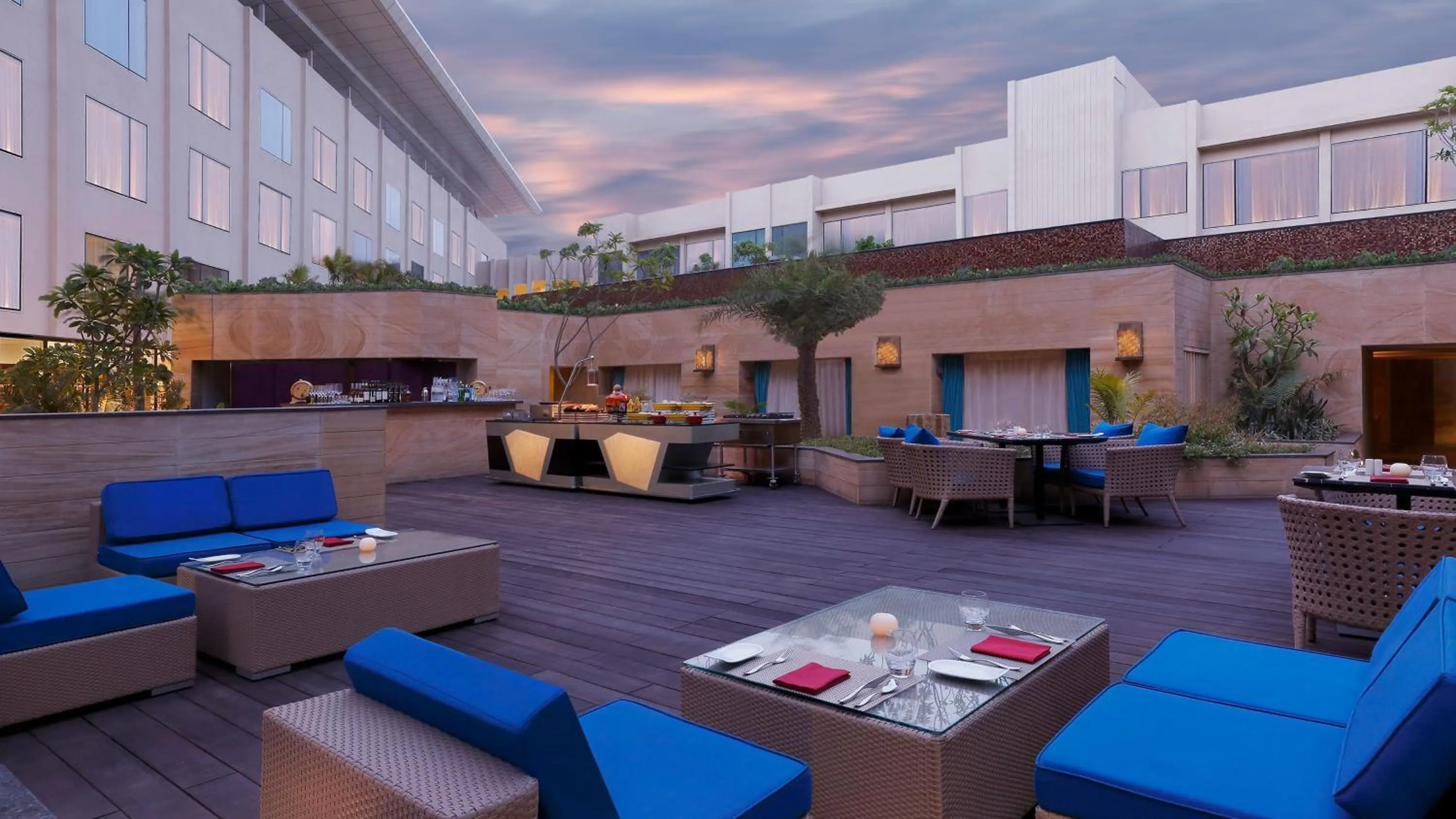 Lounge or bar in InterContinental Jaipur Tonk Road by IHG