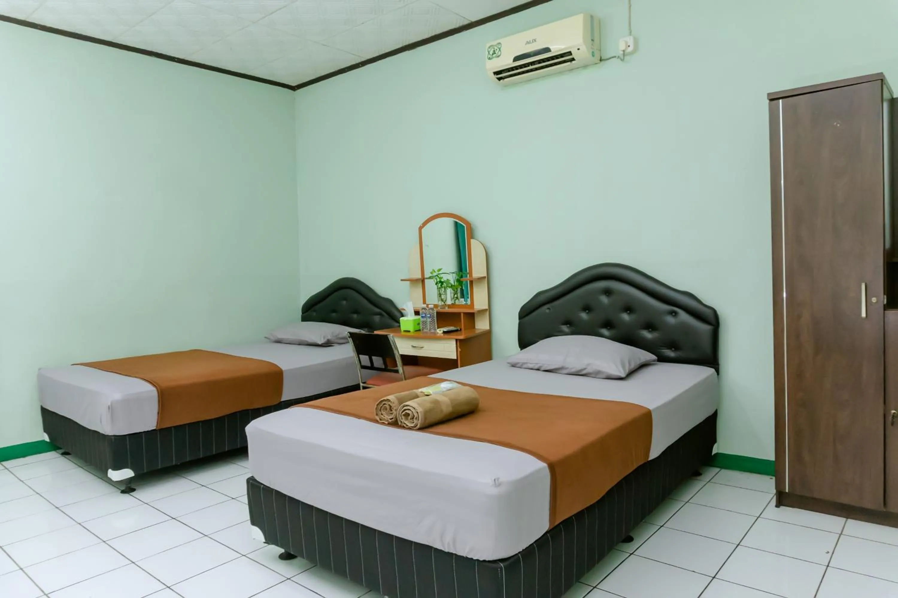 Budget Twin Room in Hotel Antik