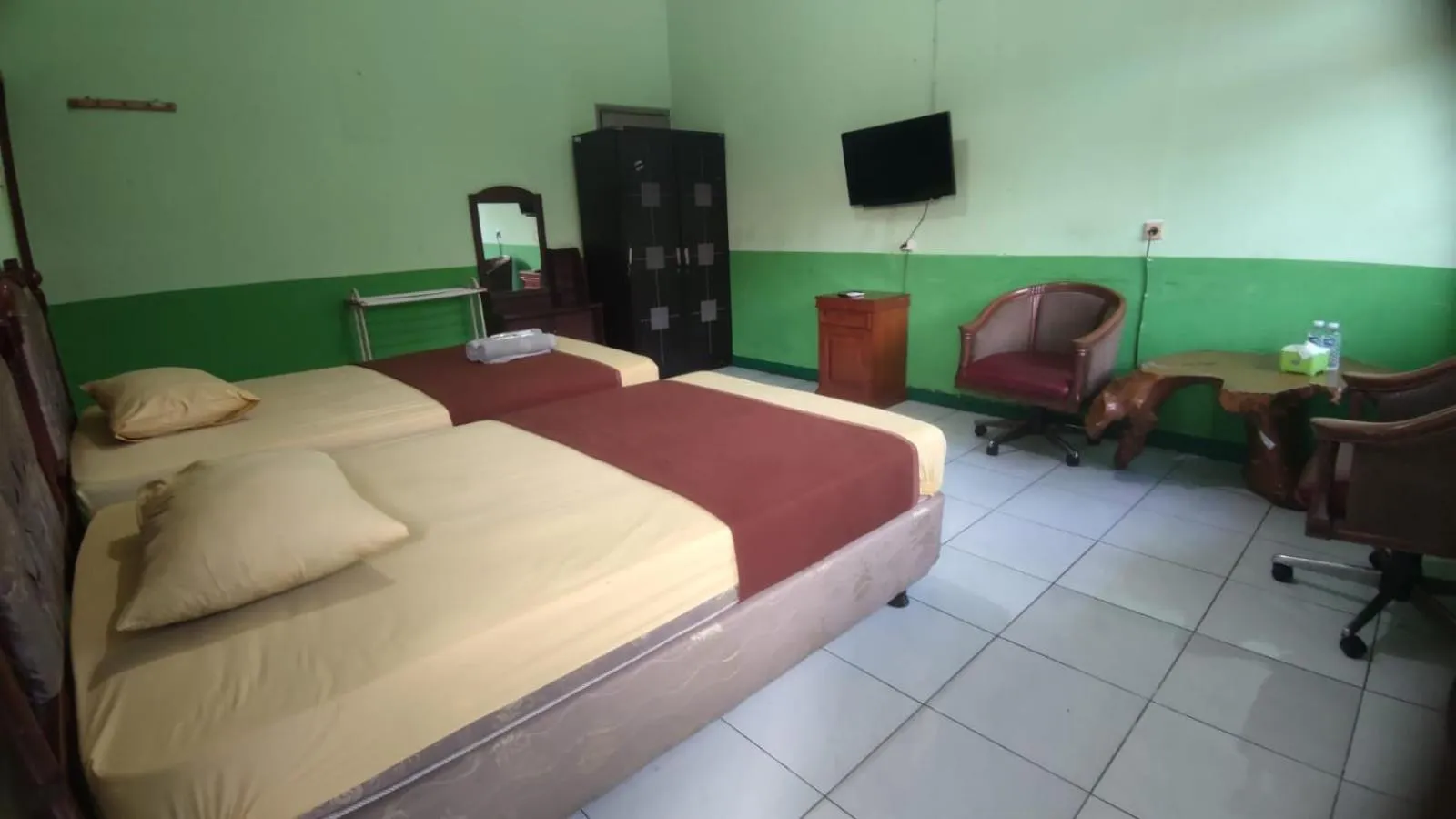 Communal lounge/ TV room, Bed in Hotel Antik