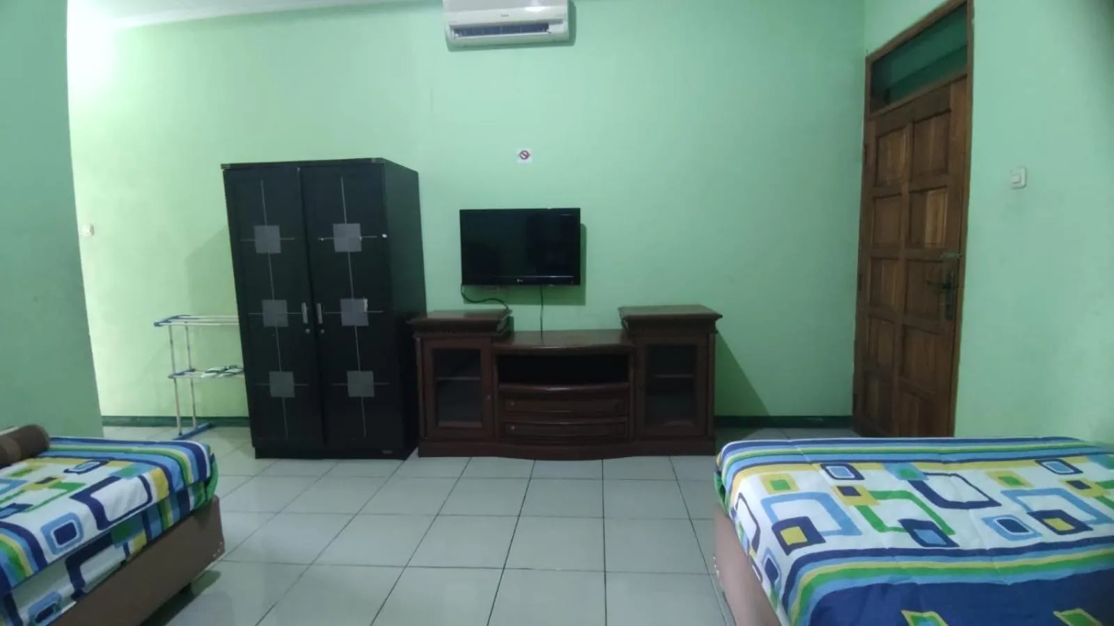 Communal lounge/ TV room, Bed in Hotel Antik