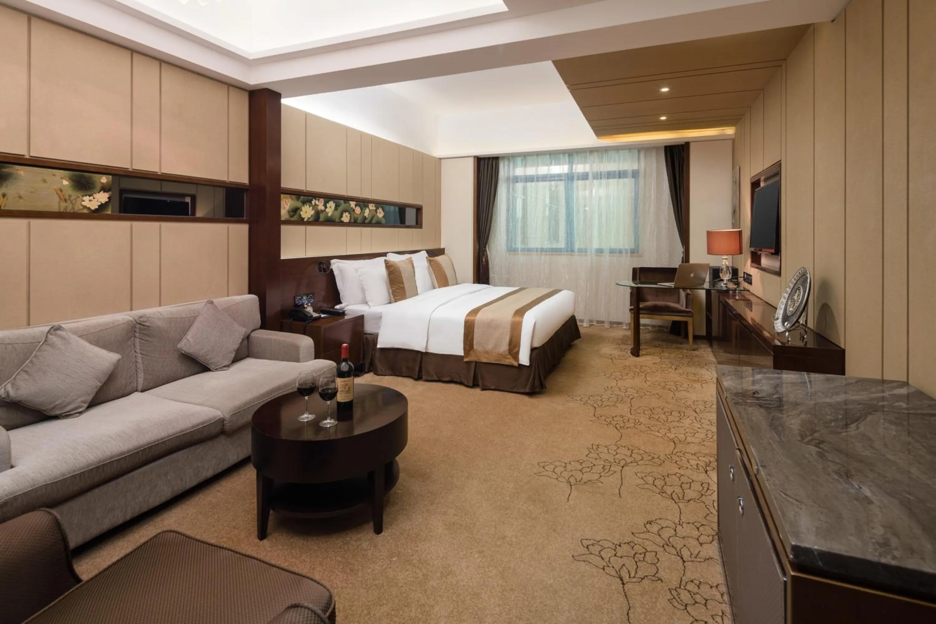 Bedroom, Bed in Maoming International Hotel