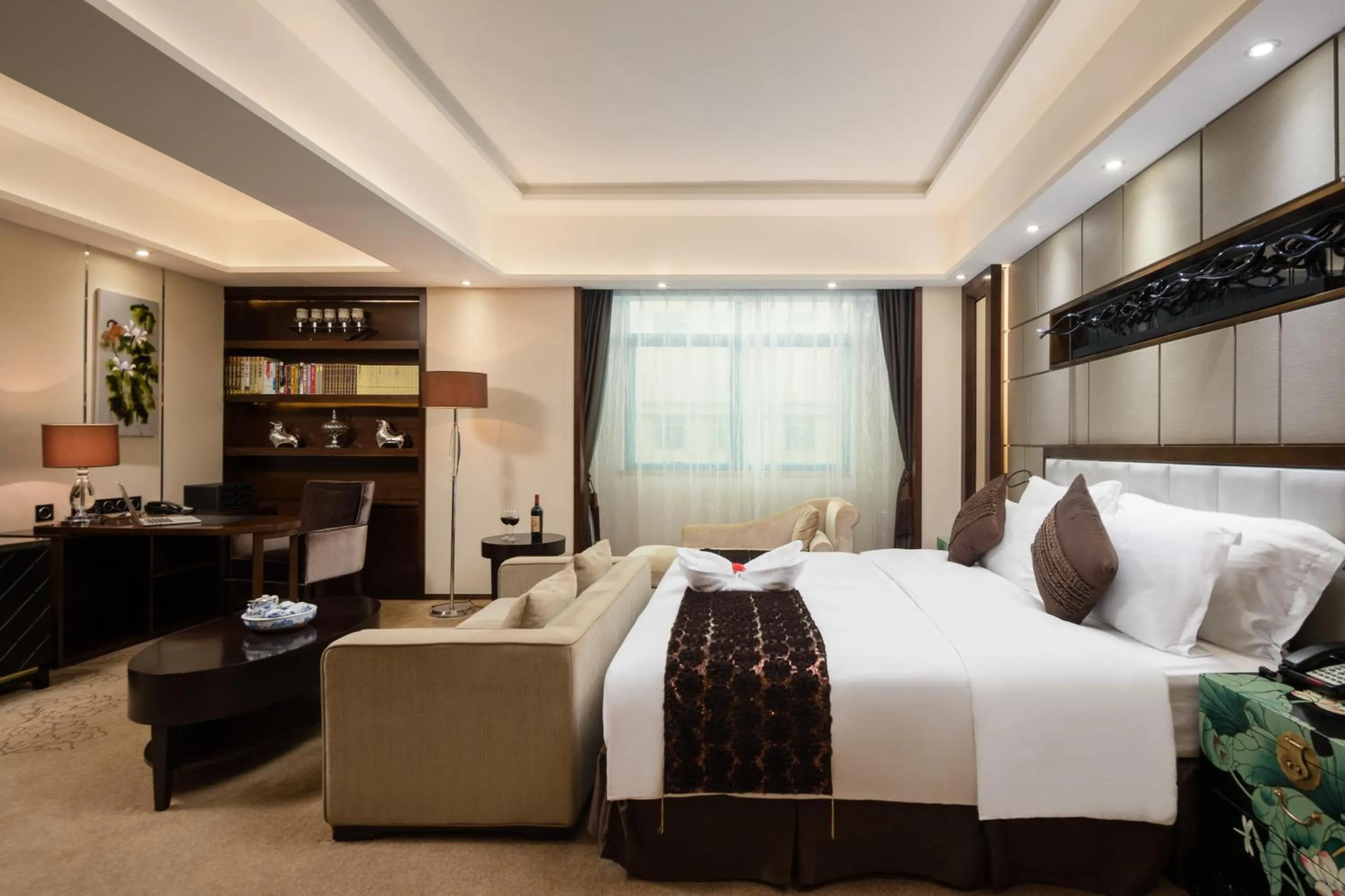 Bedroom, Bed in Maoming International Hotel