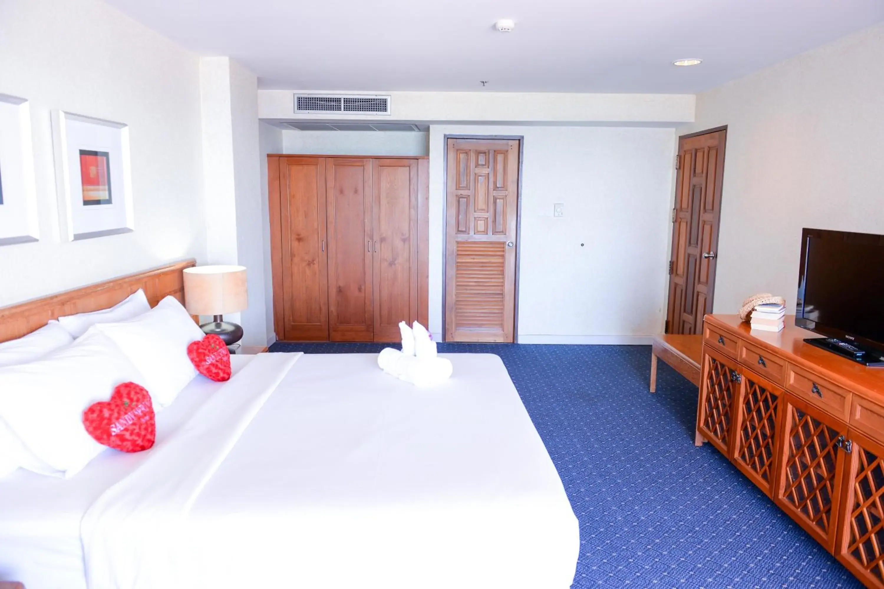 Suite with Balcony in Sandy Spring Hotel Suite with Balcony in Sandy Spring Hotel