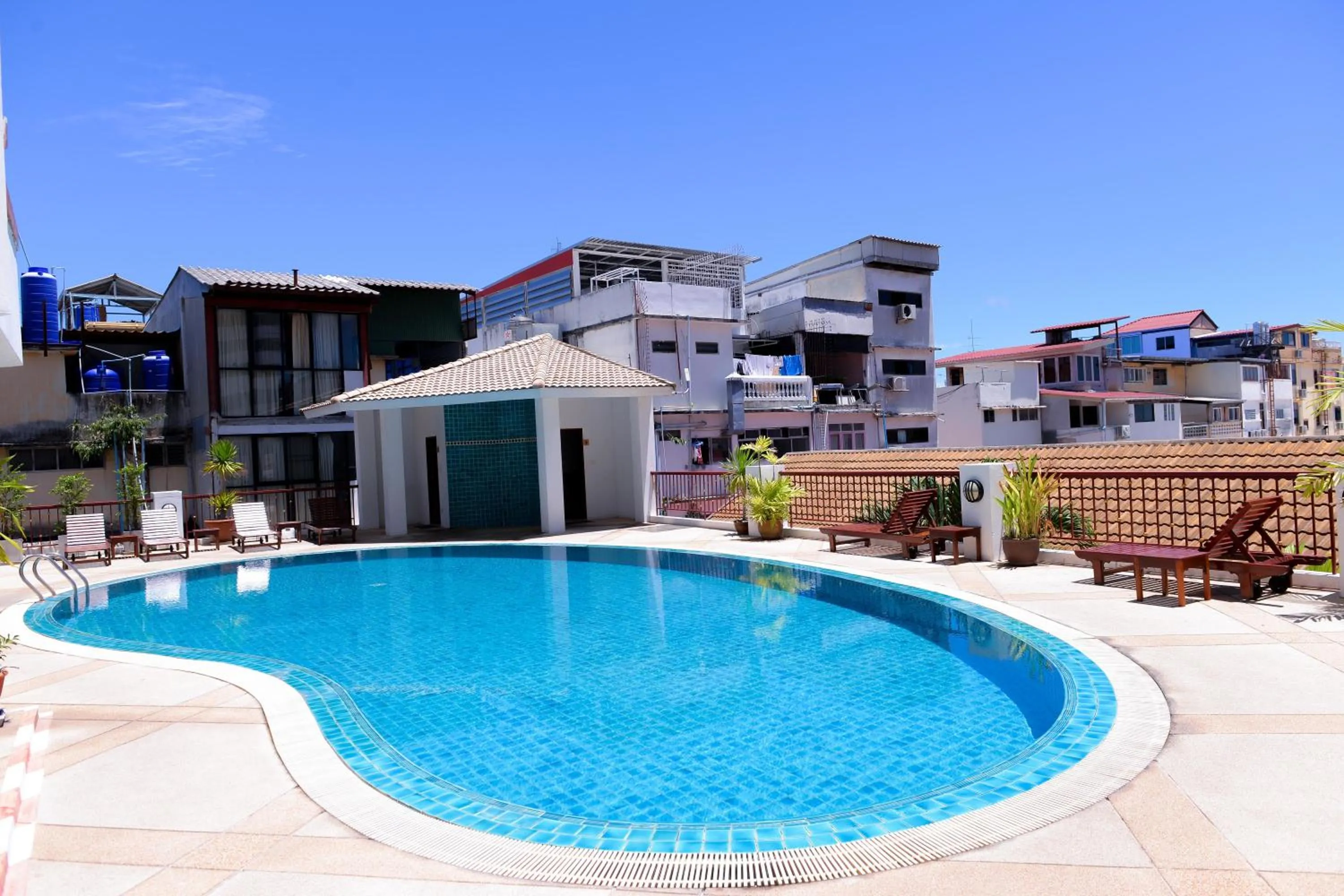 Swimming pool in Sandy Spring Hotel