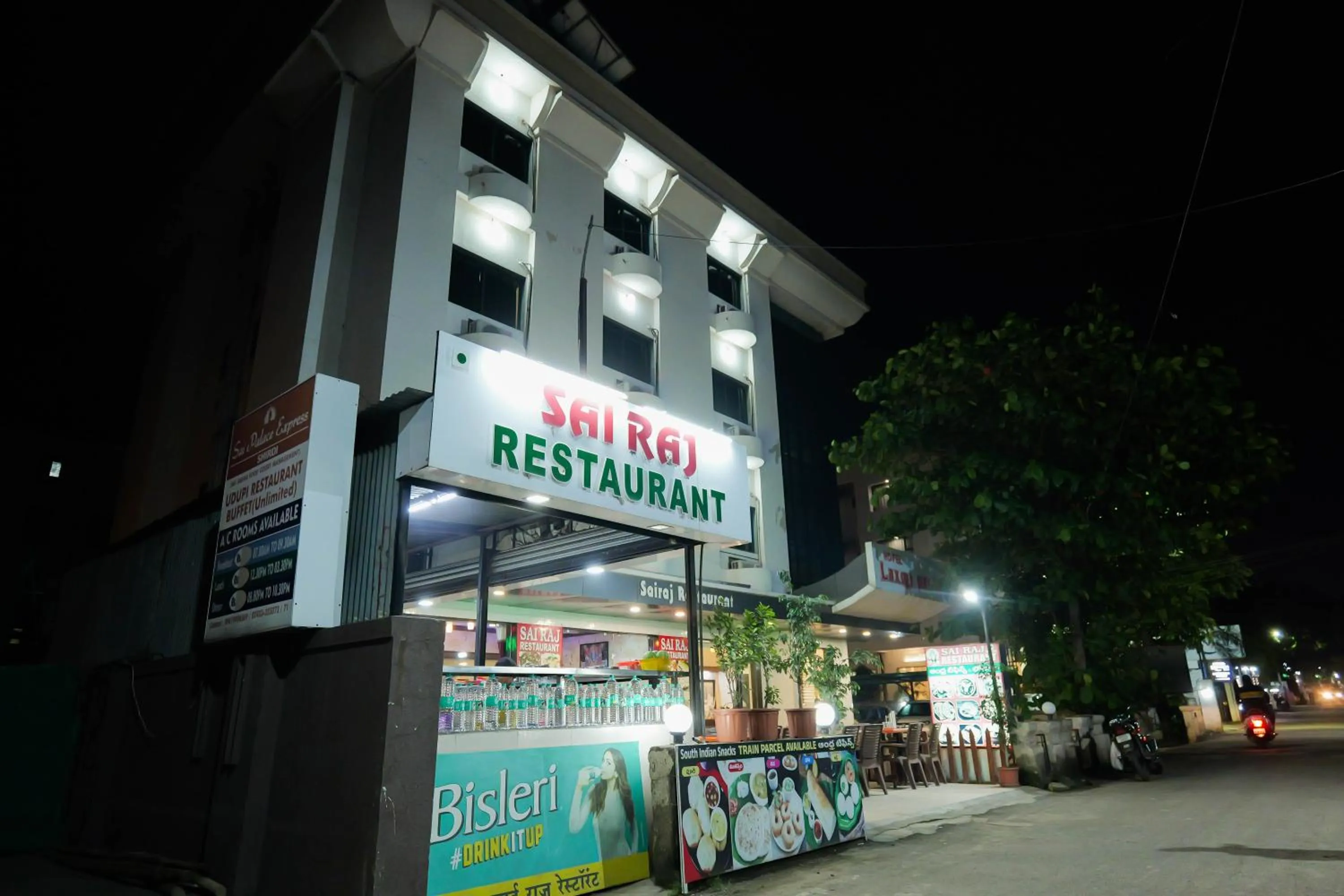 Restaurant/places to eat in Hotel Laxmi Palace