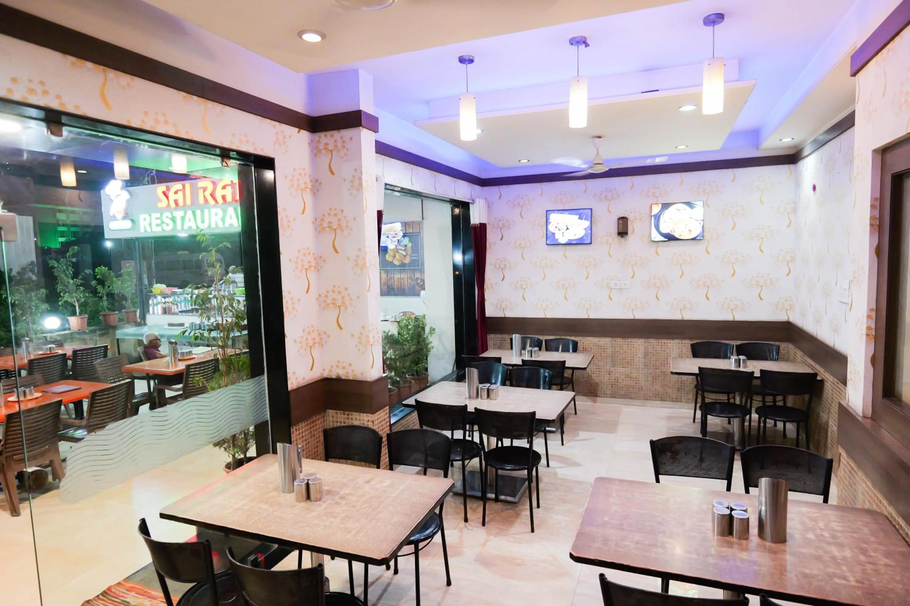 Restaurant/places to eat in Hotel Laxmi Palace