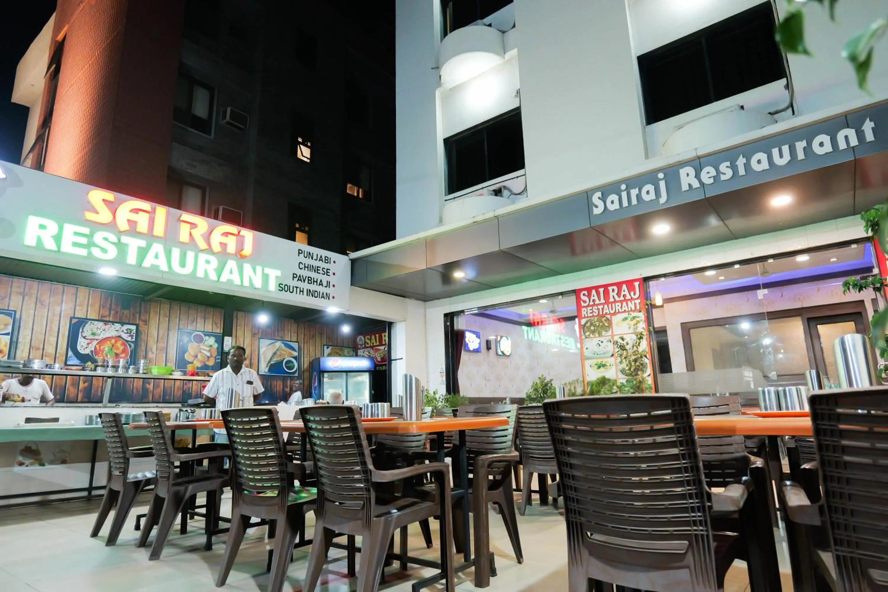 Restaurant/places to eat in Hotel Laxmi Palace