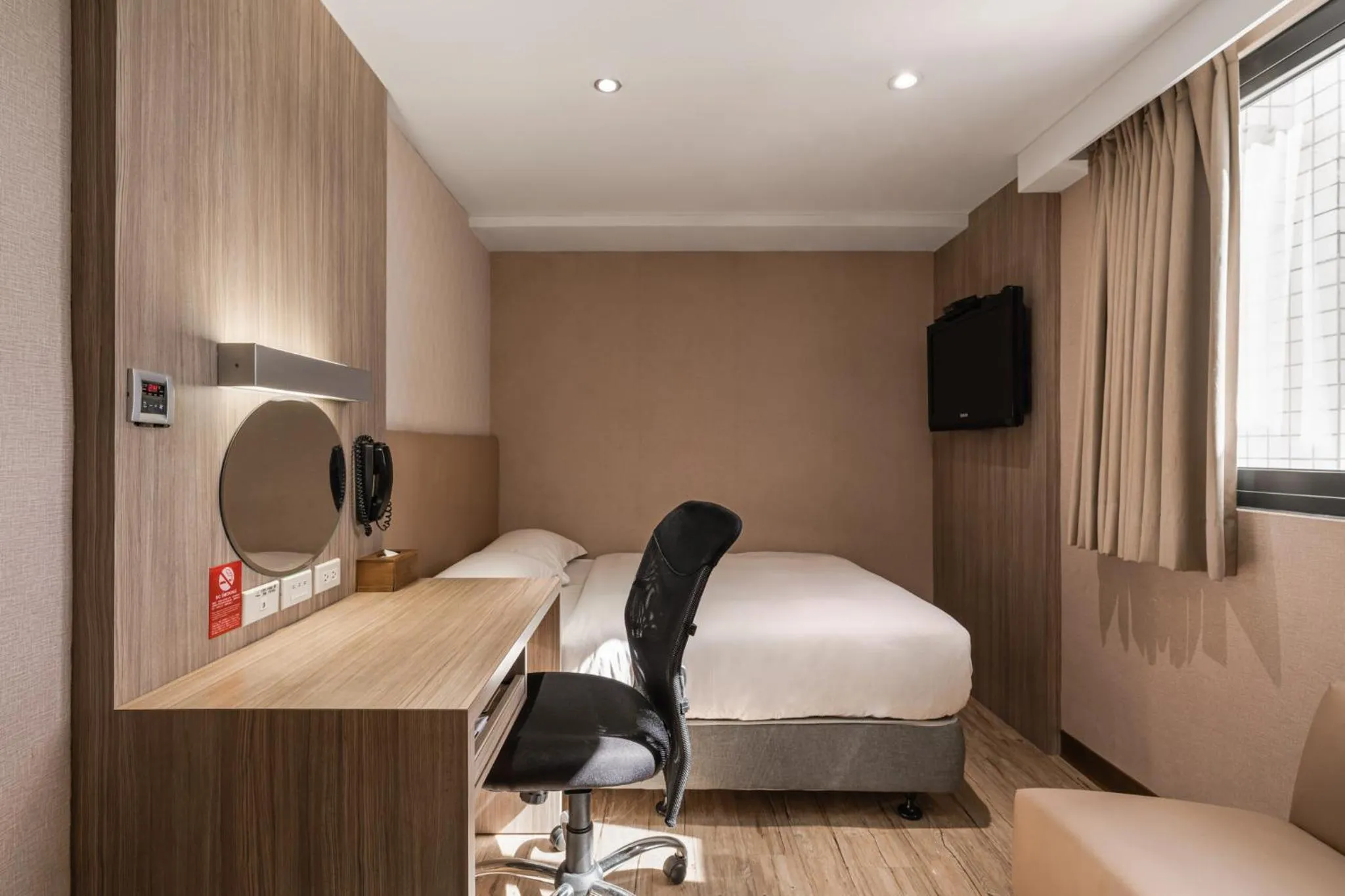 Bedroom, Bed in The Riverside Hotel International