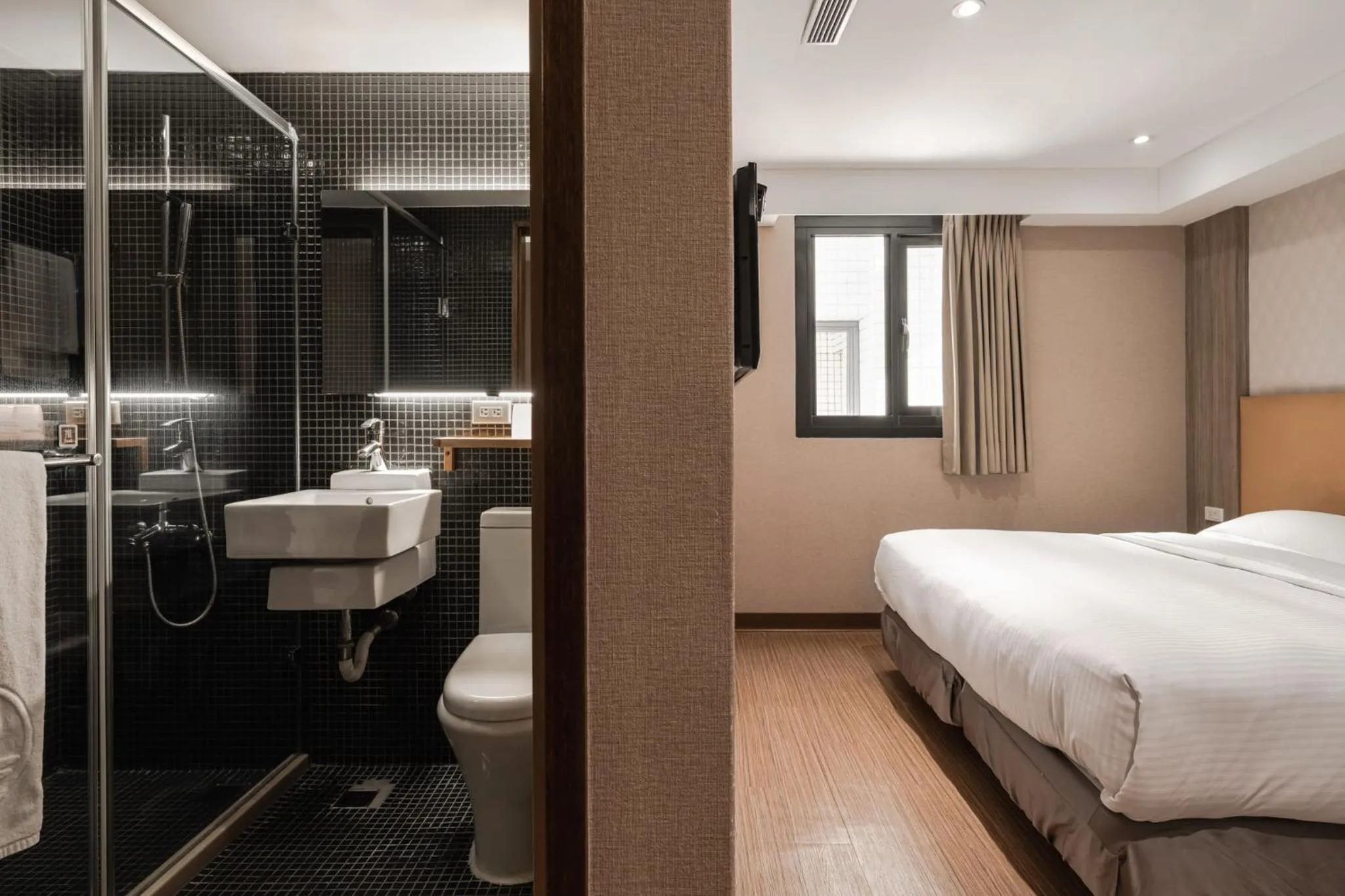 Bedroom, Bed in The Riverside Hotel International