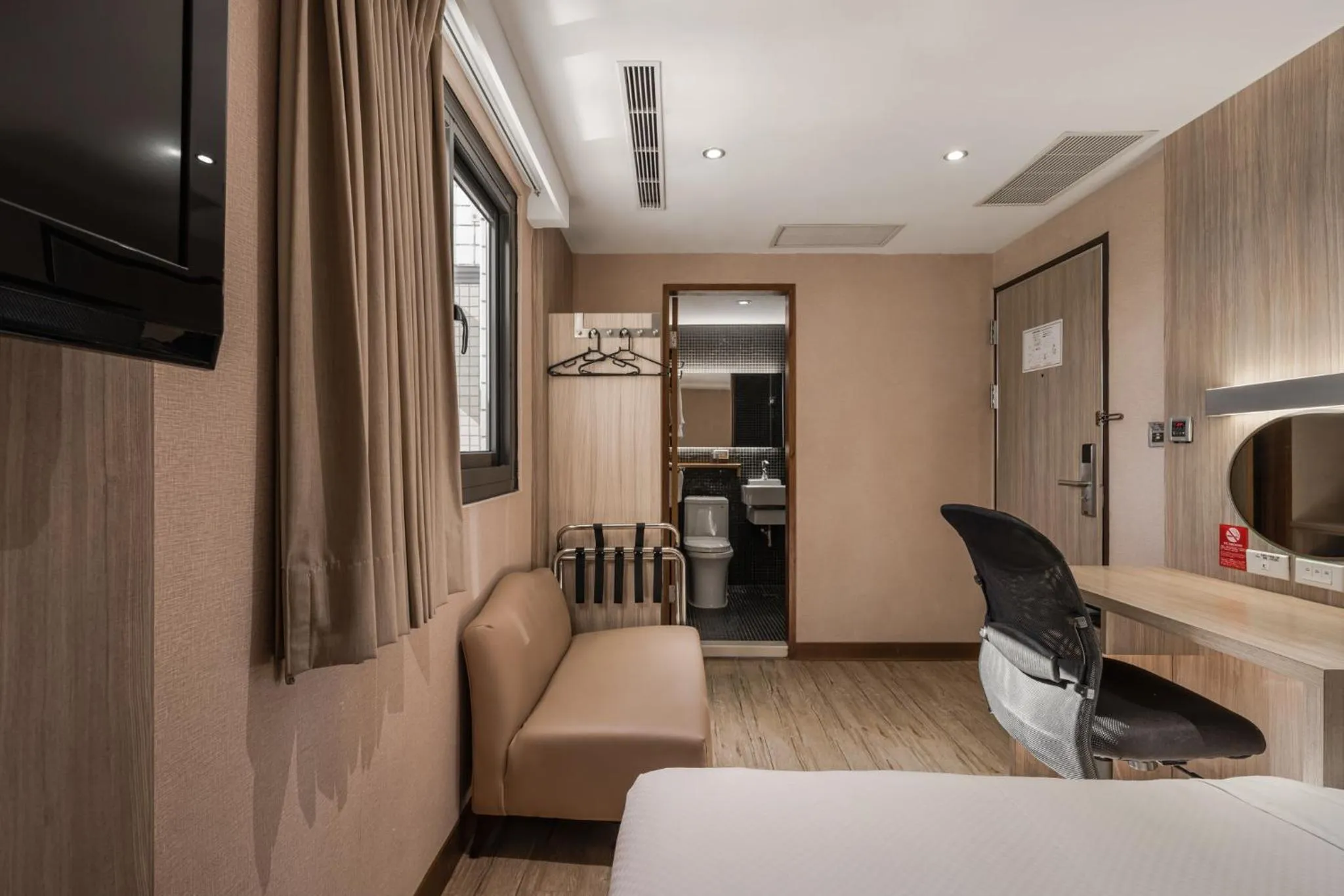 Bedroom, Bed in The Riverside Hotel International