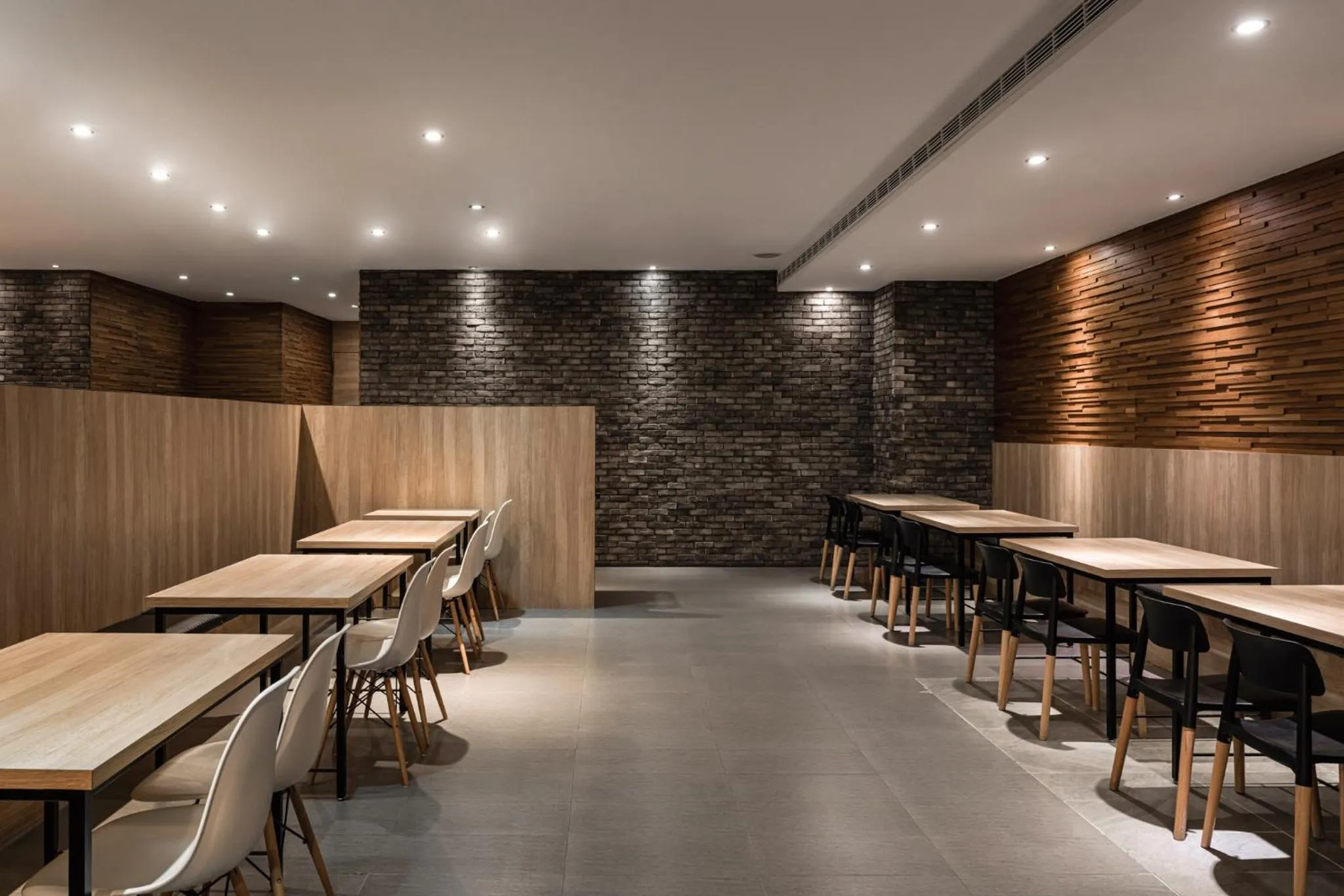 Restaurant/places to eat in The Riverside Hotel International