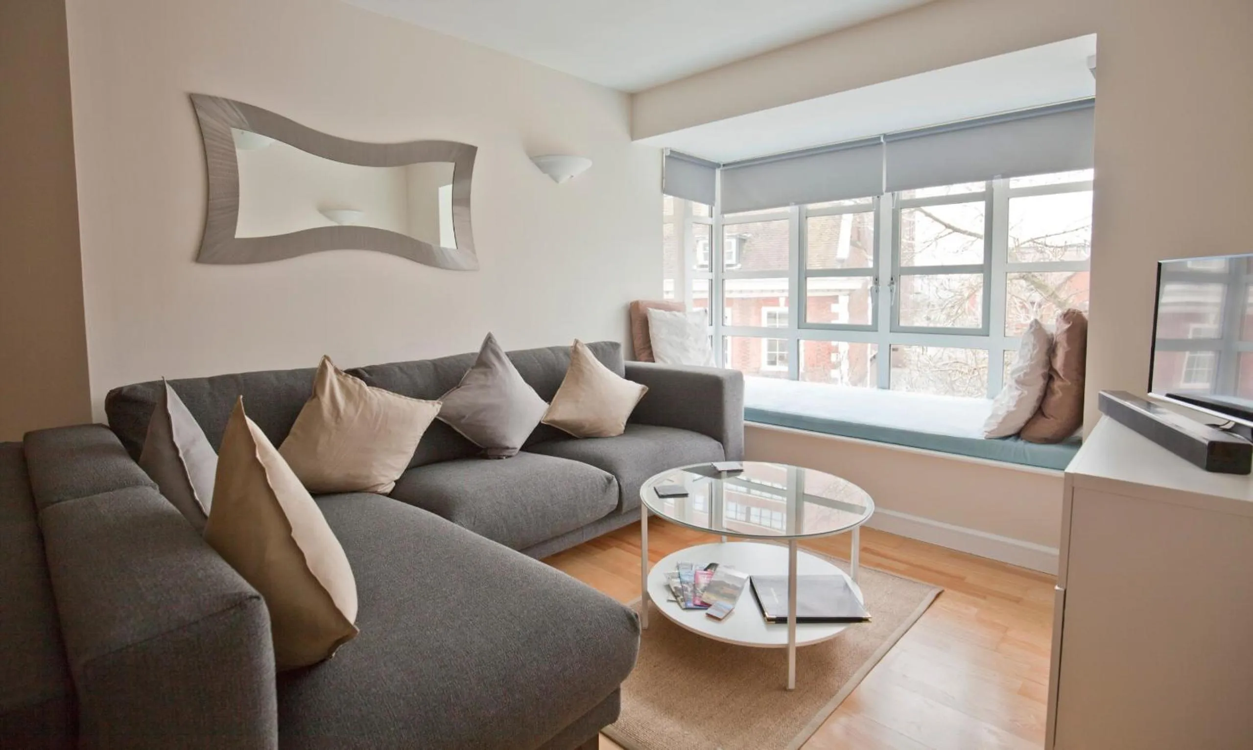 Communal lounge/ TV room in Toothbrush Apartments - Central Ipswich St Peters St