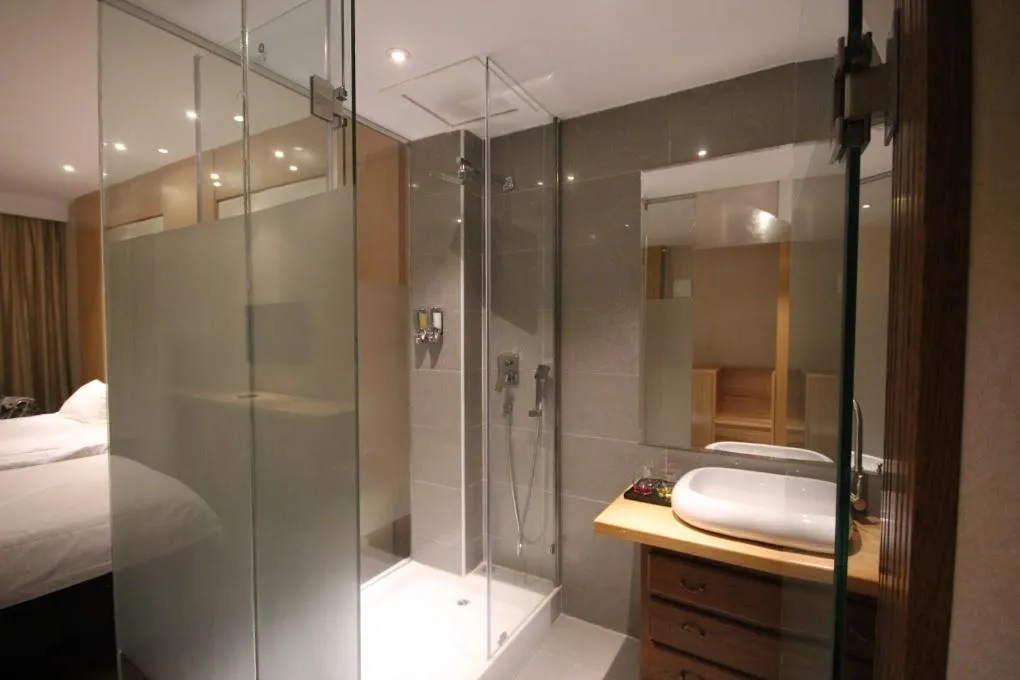 Bathroom, Bed in Menoir Dorsett Madrid Leganés