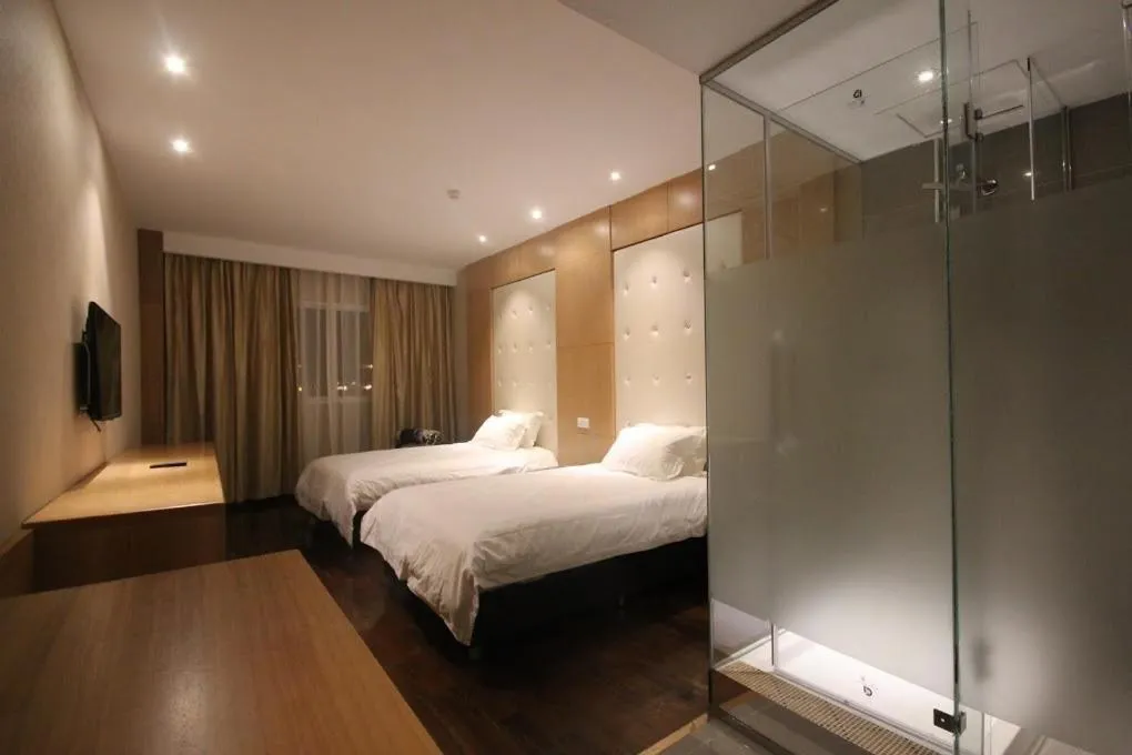 Photo of the whole room, Bed in Menoir Dorsett Madrid Leganés
