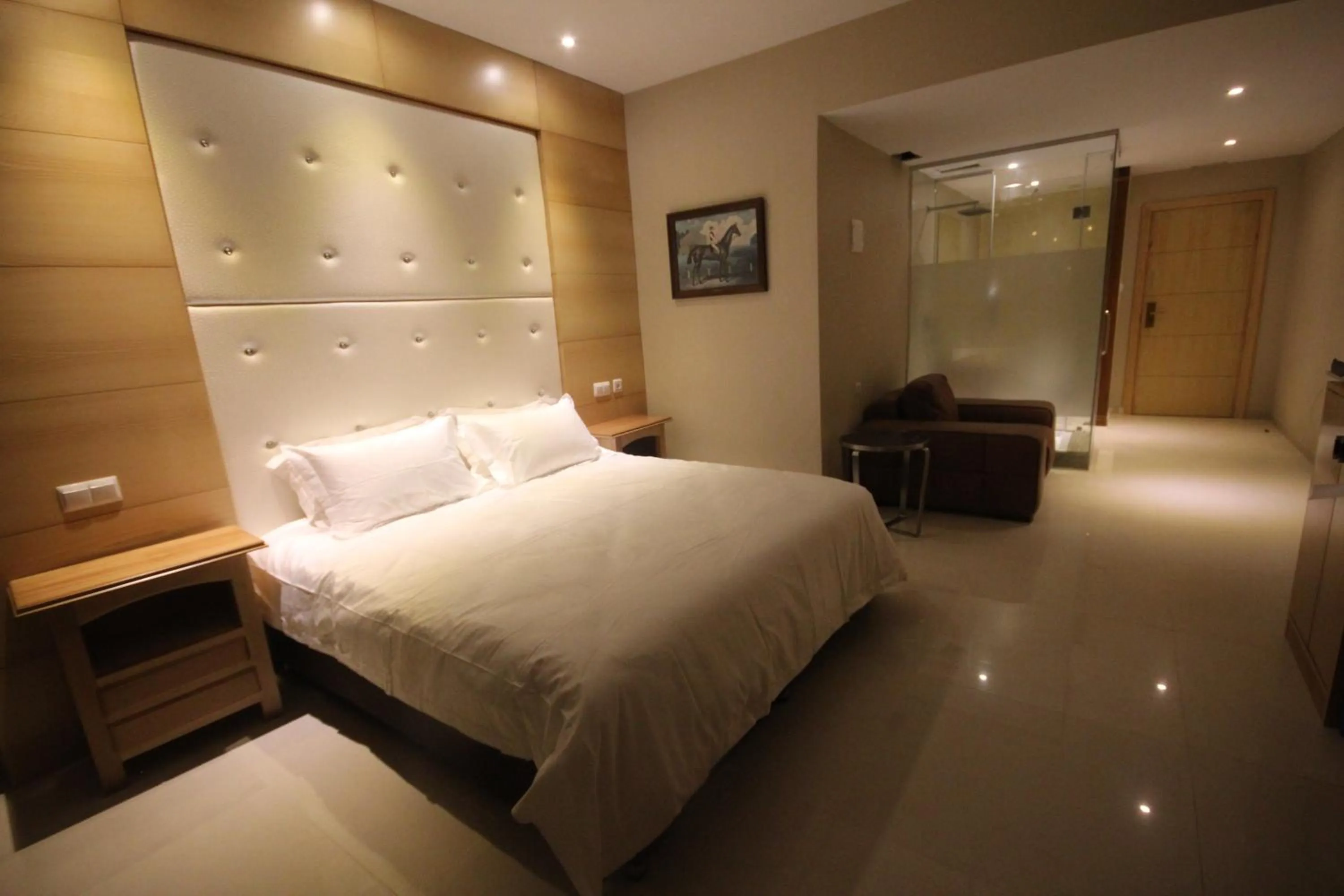 Photo of the whole room, Bed in Menoir Dorsett Madrid Leganés