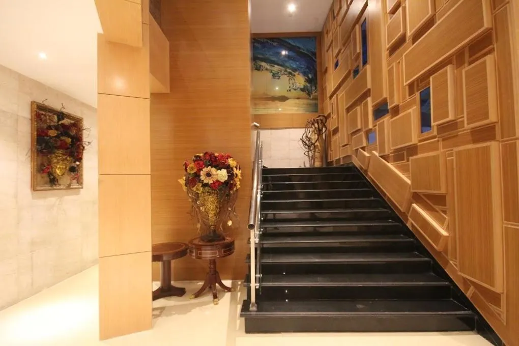 Lobby or reception in Menoir Dorsett Madrid Leganés