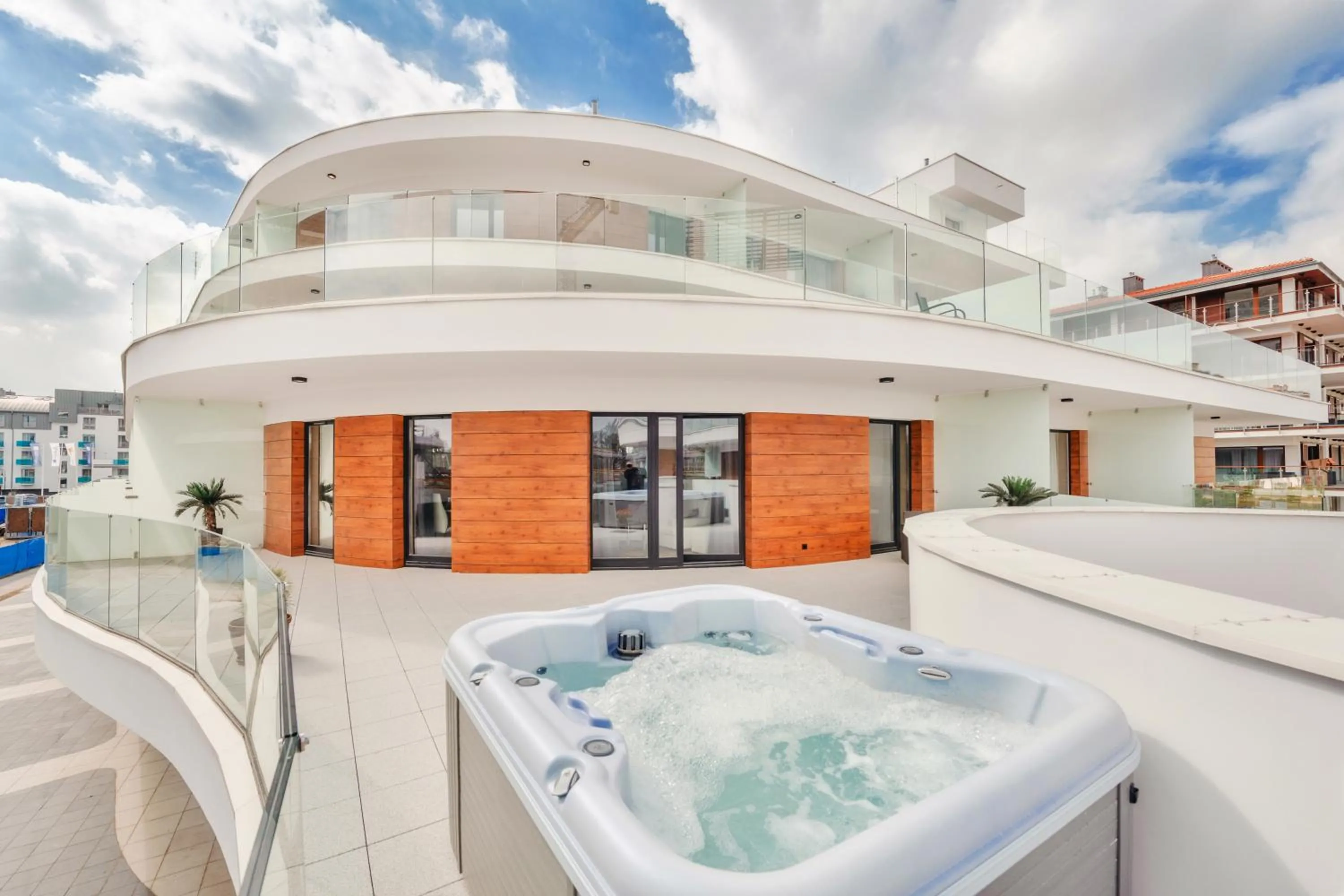 Hot Tub in Baltic Park Molo, Sun & Snow